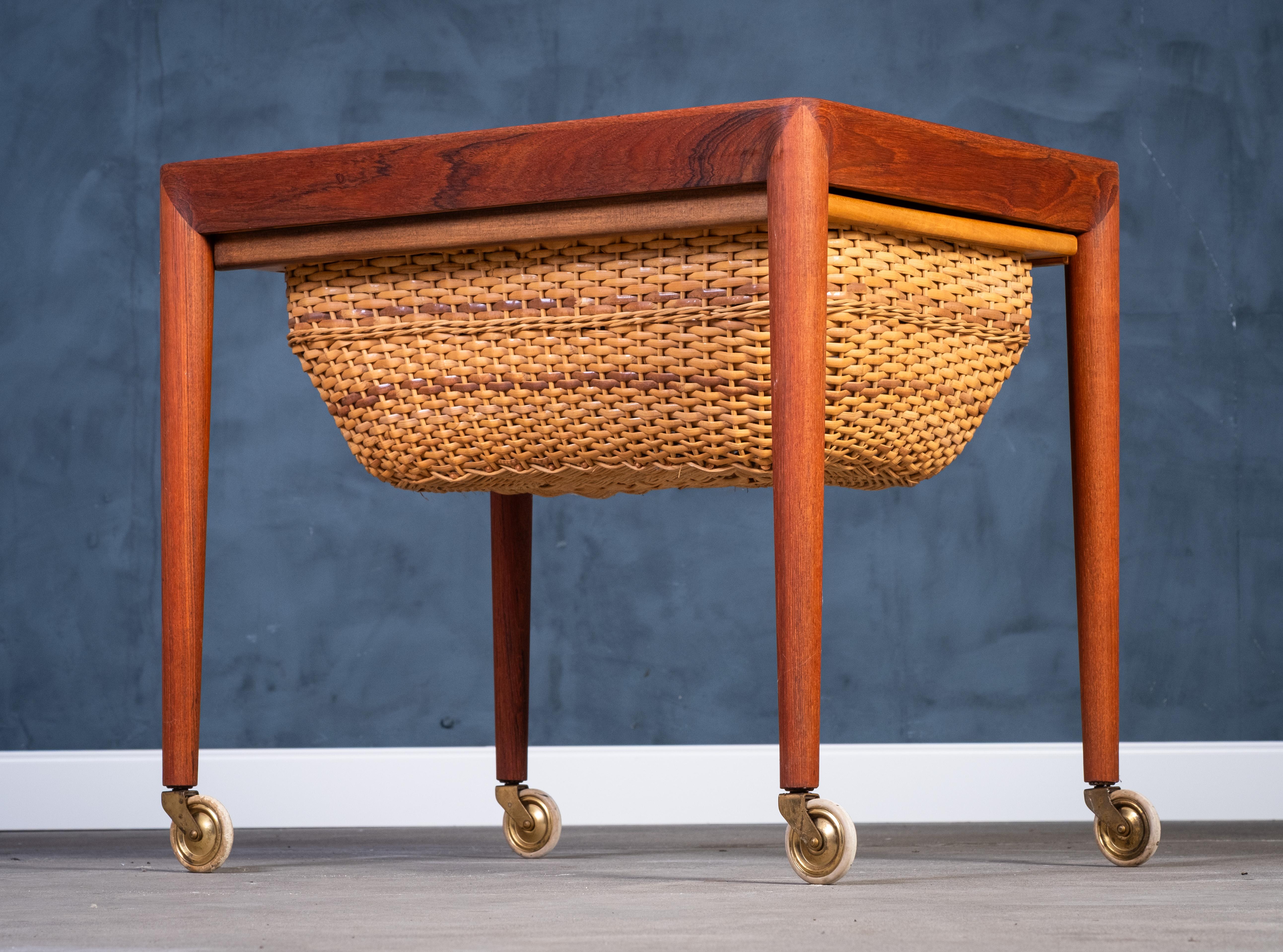 Mesa de costura vintage de teca de Erik Severin Hansen para Haslev, años 60 Moderno de mediados de siglo en venta