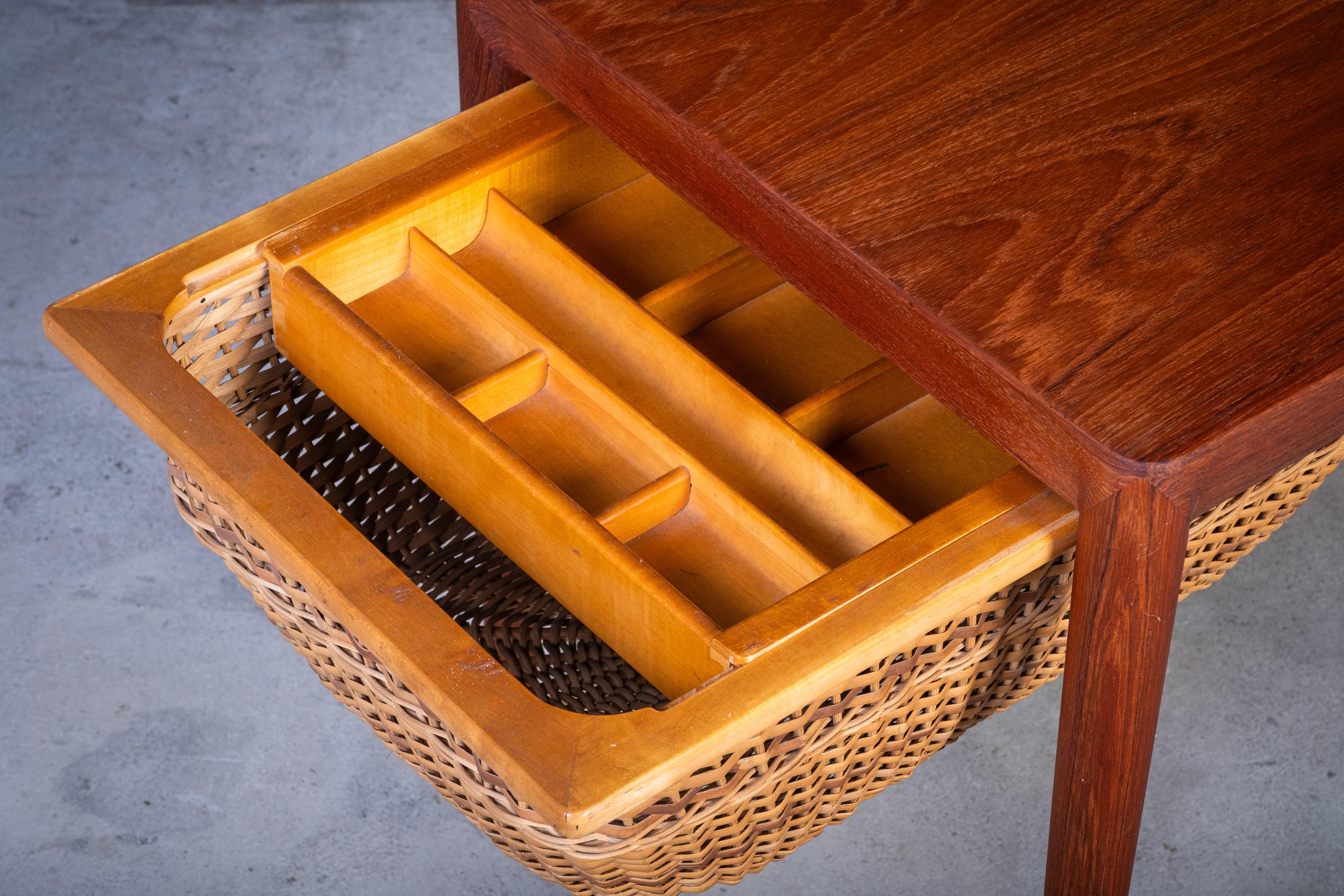 Mesa de costura vintage de teca de Erik Severin Hansen para Haslev, años 60 Tejido en venta