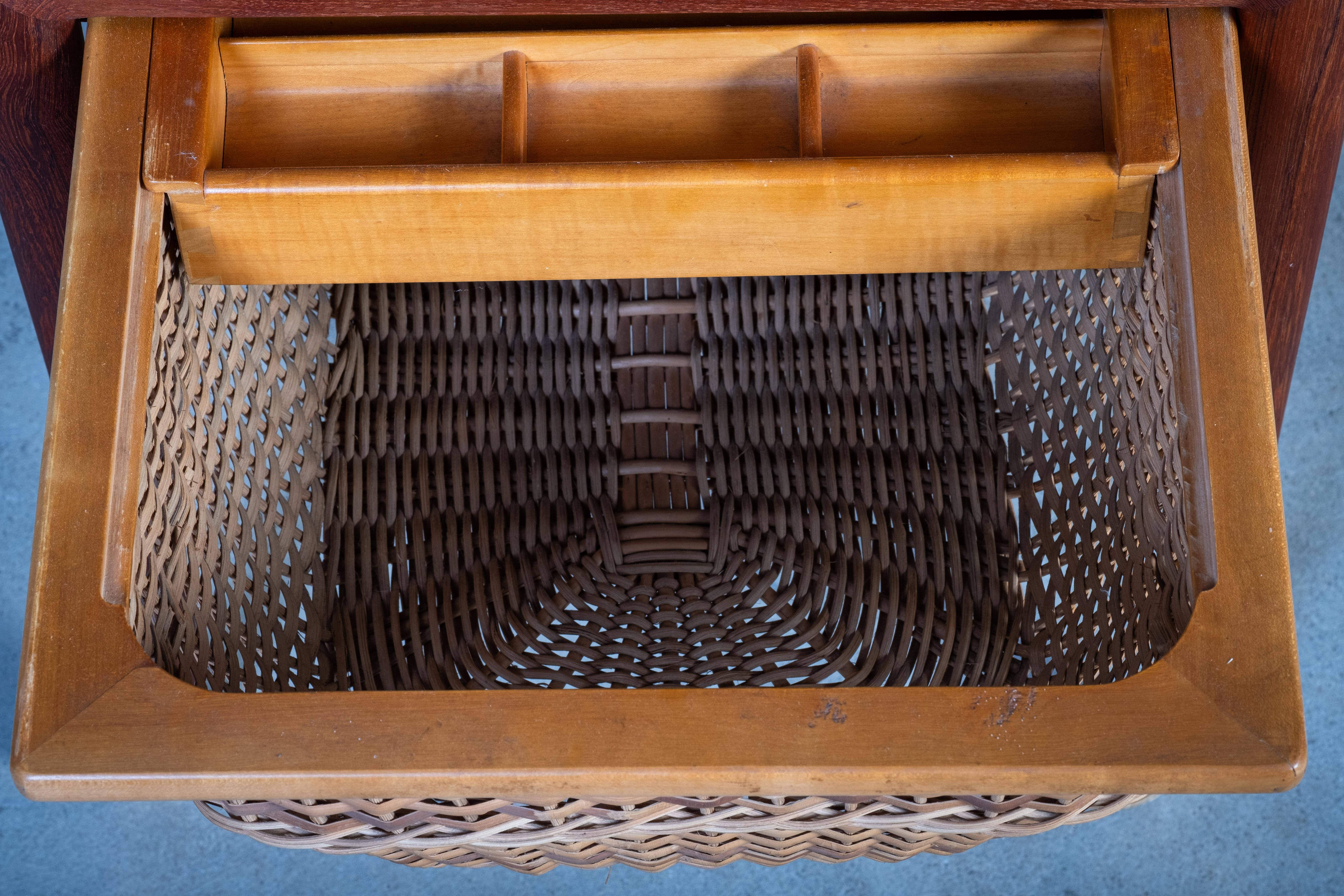 Mesa de costura vintage de teca de Erik Severin Hansen para Haslev, años 60 en Bueno estado para la venta en Nørre Aaby, DK