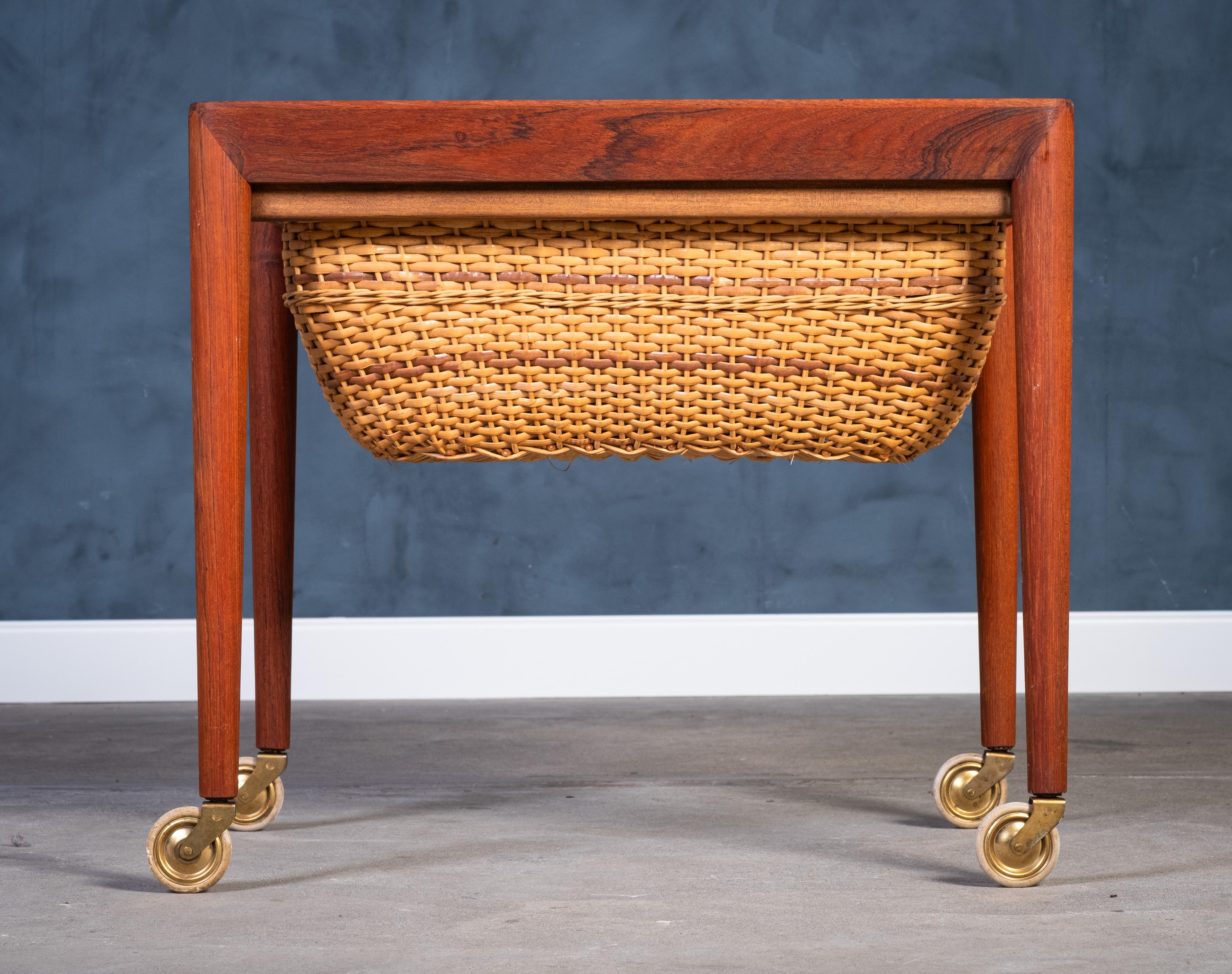 Mesa de costura vintage de teca de Erik Severin Hansen para Haslev, años 60 mediados del siglo XX en venta