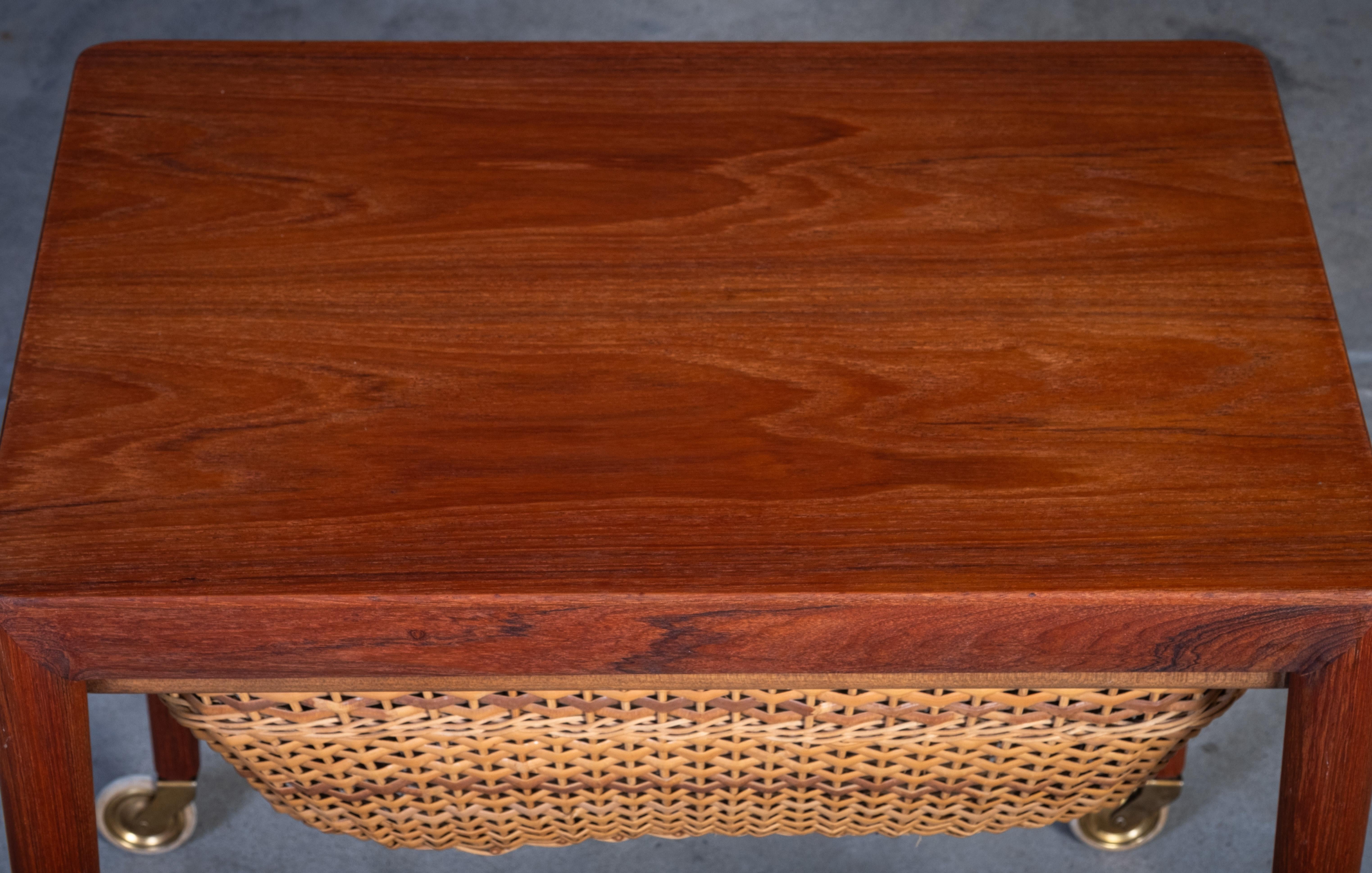 Mesa de costura vintage de teca de Erik Severin Hansen para Haslev, años 60 Mimbre en venta