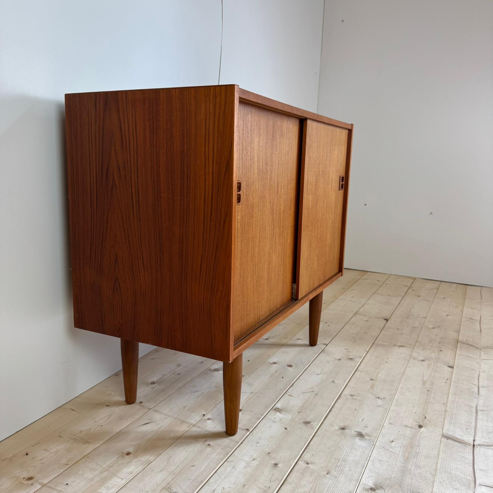 Impiallacciato Vintage teak sideboard, Denmark 1960 in vendita