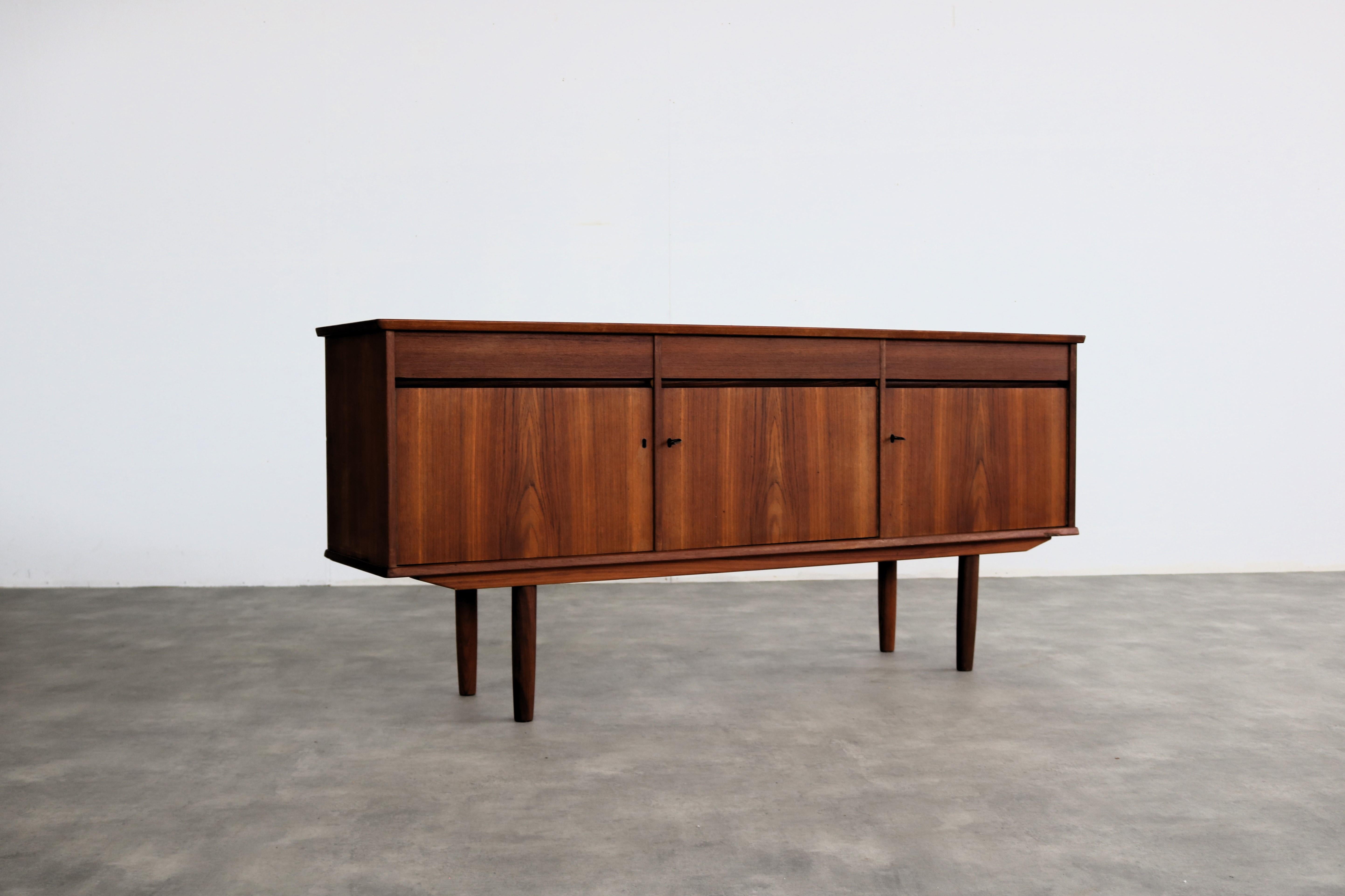 credenza in teak vintage  cassettiera  60s  Svedese

periodo  60's
design  sconosciuto  Produttore di mobili svedese
condizione  buono  leggeri segni d'uso
dimensione  81 x 179 x 42 (hxlxp) 

dettagli  teak;

numero di articolo  2353