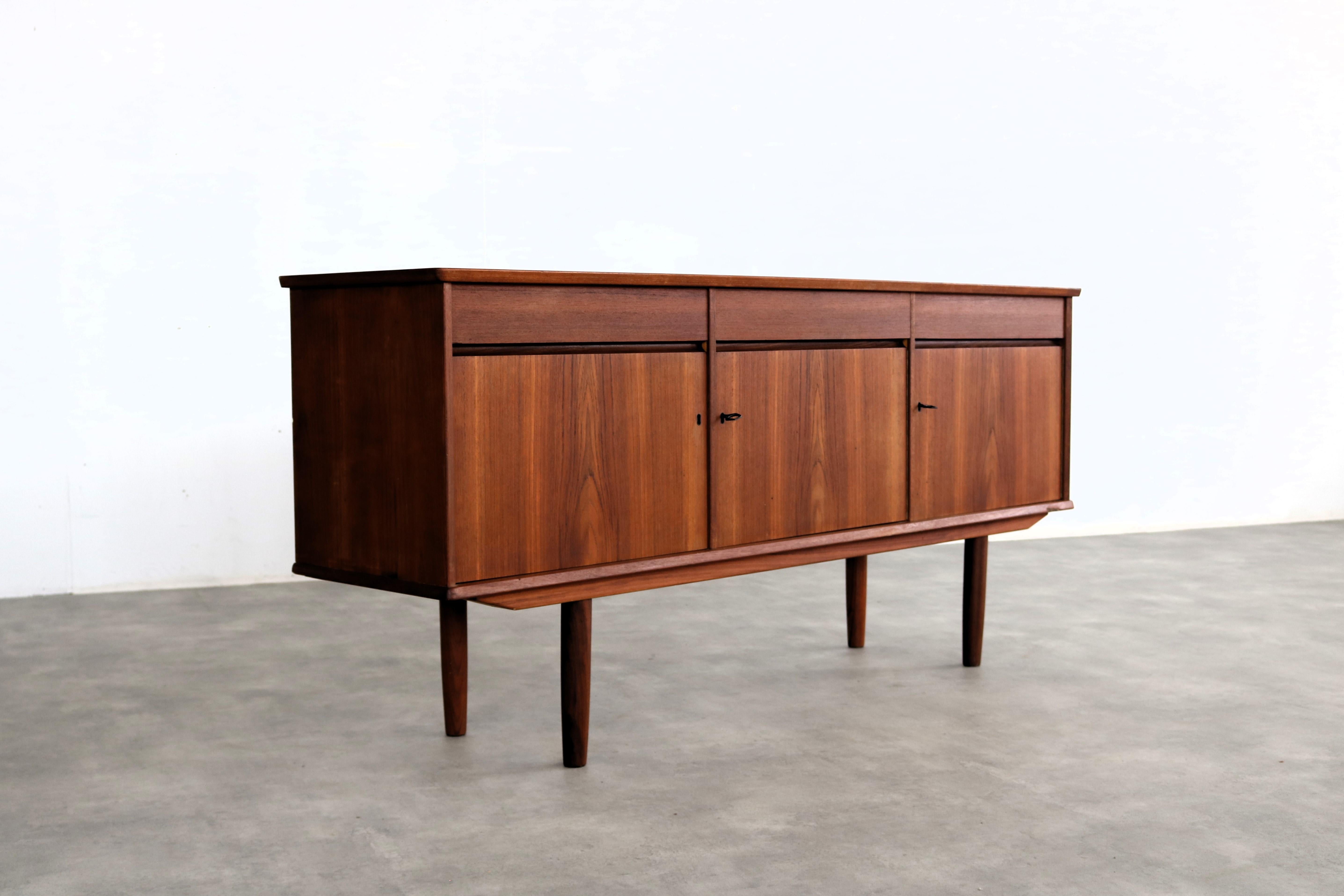 Metà XX secolo credenza in teak vintage  cassettiera  60s  Svedese in vendita