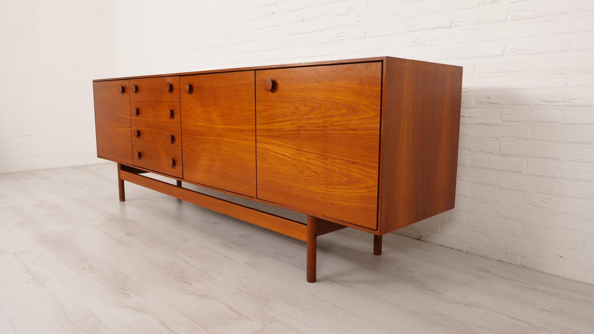 Vintage teak sideboard  Faarup Møbelfabrik  230 cm In Good Condition For Sale In VEENENDAAL, NL