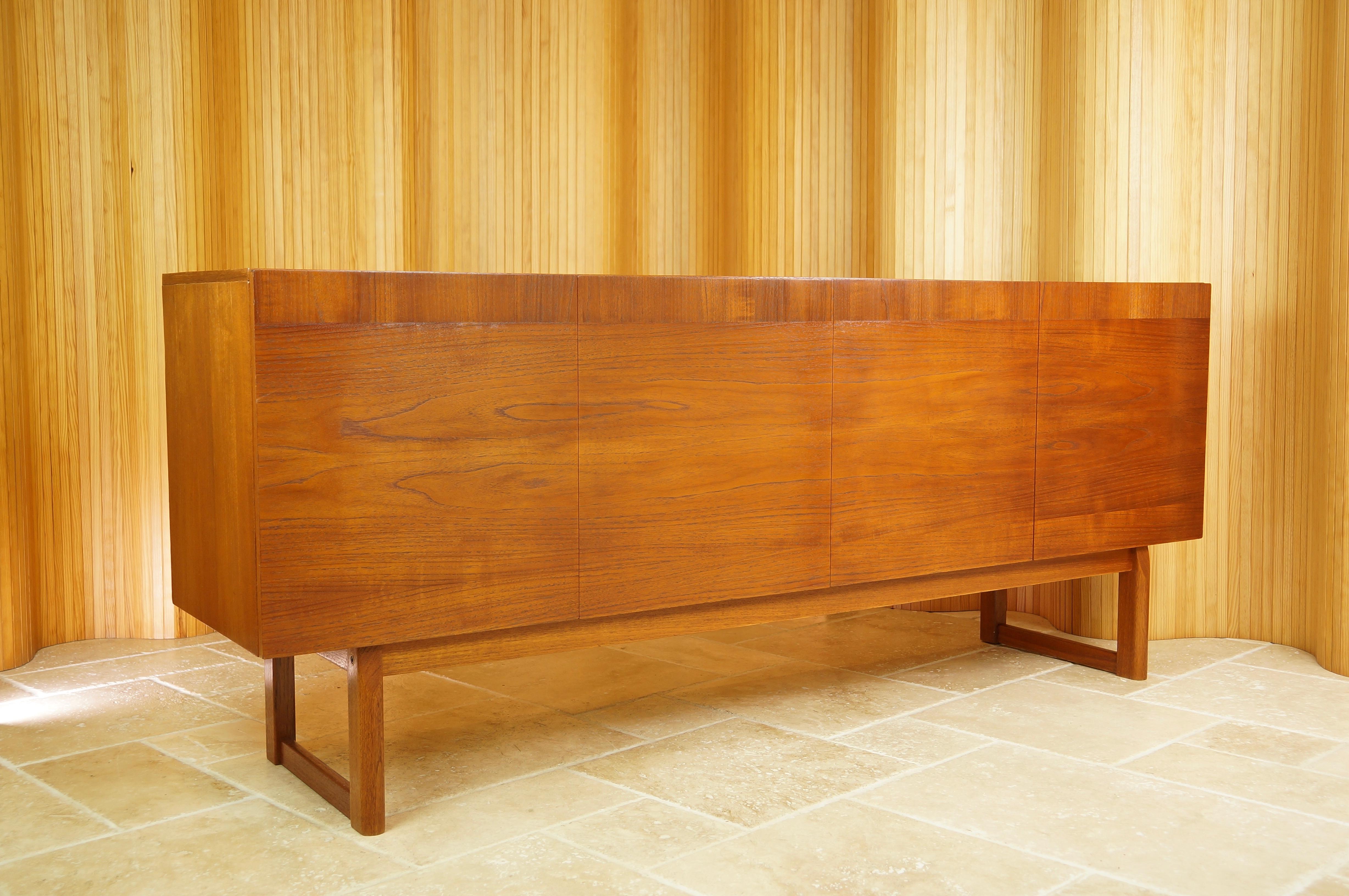 Vintage teak sideboard by Danish Designer Ib Kofod-Larsen for Seffle Möbelfabrik, Sweden, 1960s.

A gorgeous example of this design. It has been restored giving the teak a desirable richness and lustre.

The clean lines give it a contemporary