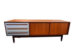 Vintage Sideboard aus Teakholz mit Schiebetüren und farbigen Schubladen Maple & Co.