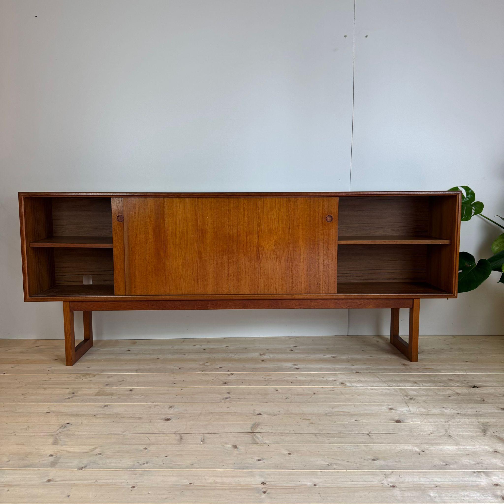 Mid-Century Modern Vintage teak slim sideboard, Denmark 1960 For Sale
