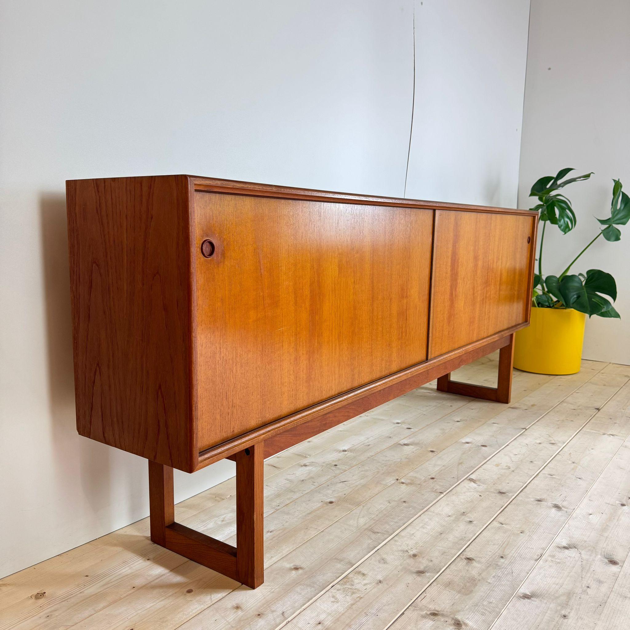 Veneer Vintage teak slim sideboard, Denmark 1960 For Sale