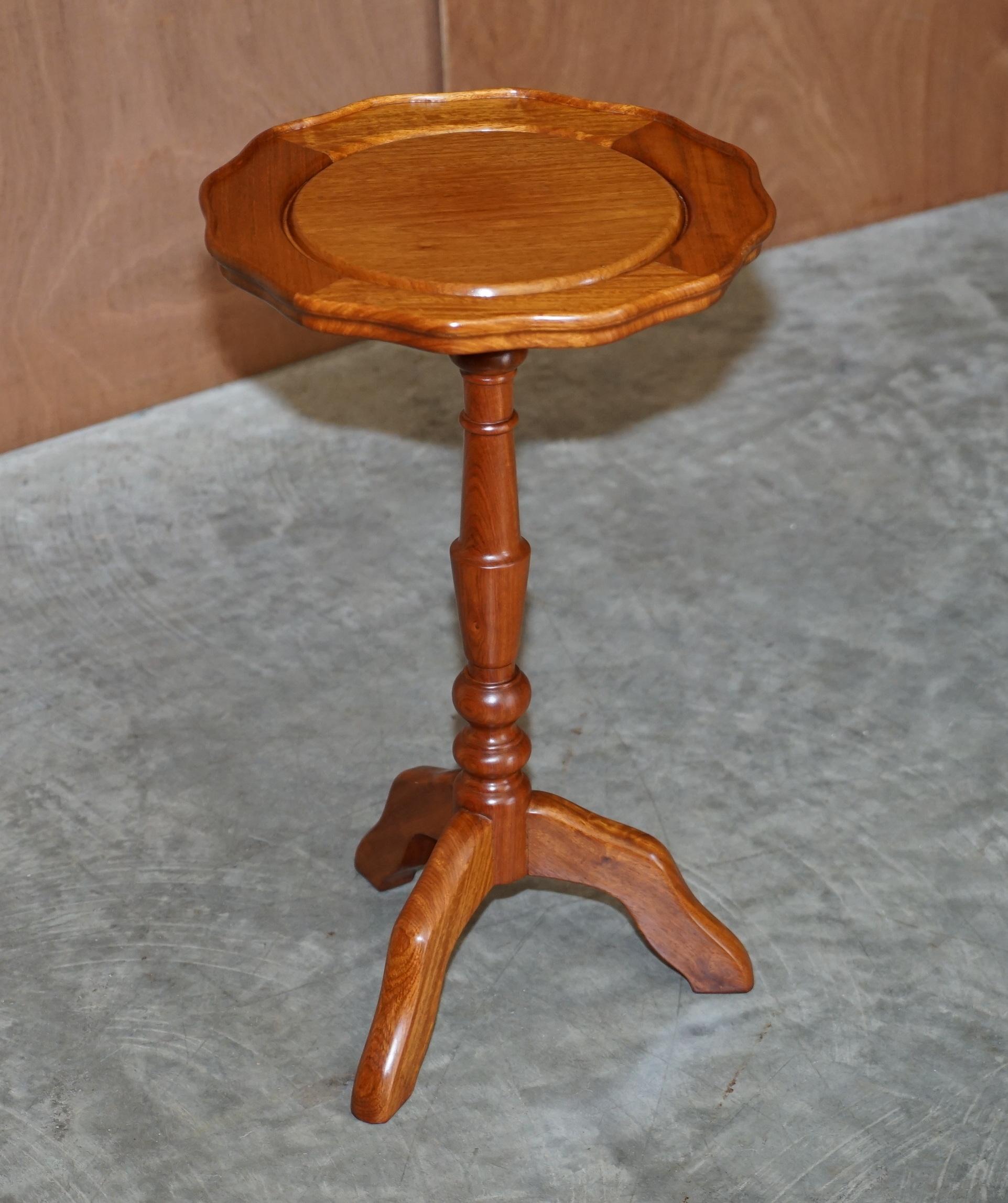 Mid-Century Modern Petite table d'appoint vintage en teck avec belle patine bois patiné en vente