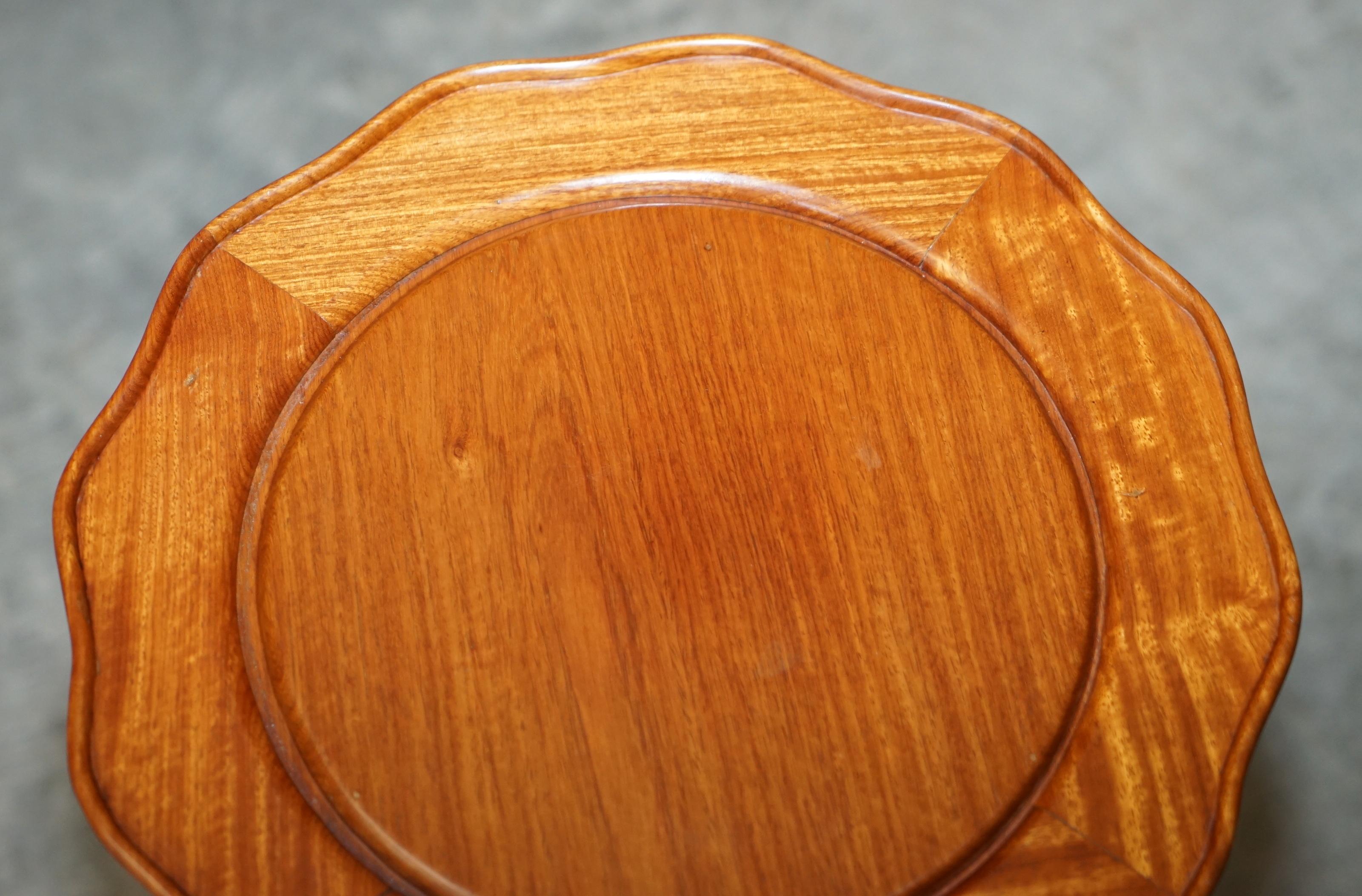 Petite table d'appoint vintage en teck avec belle patine bois patiné en vente 1