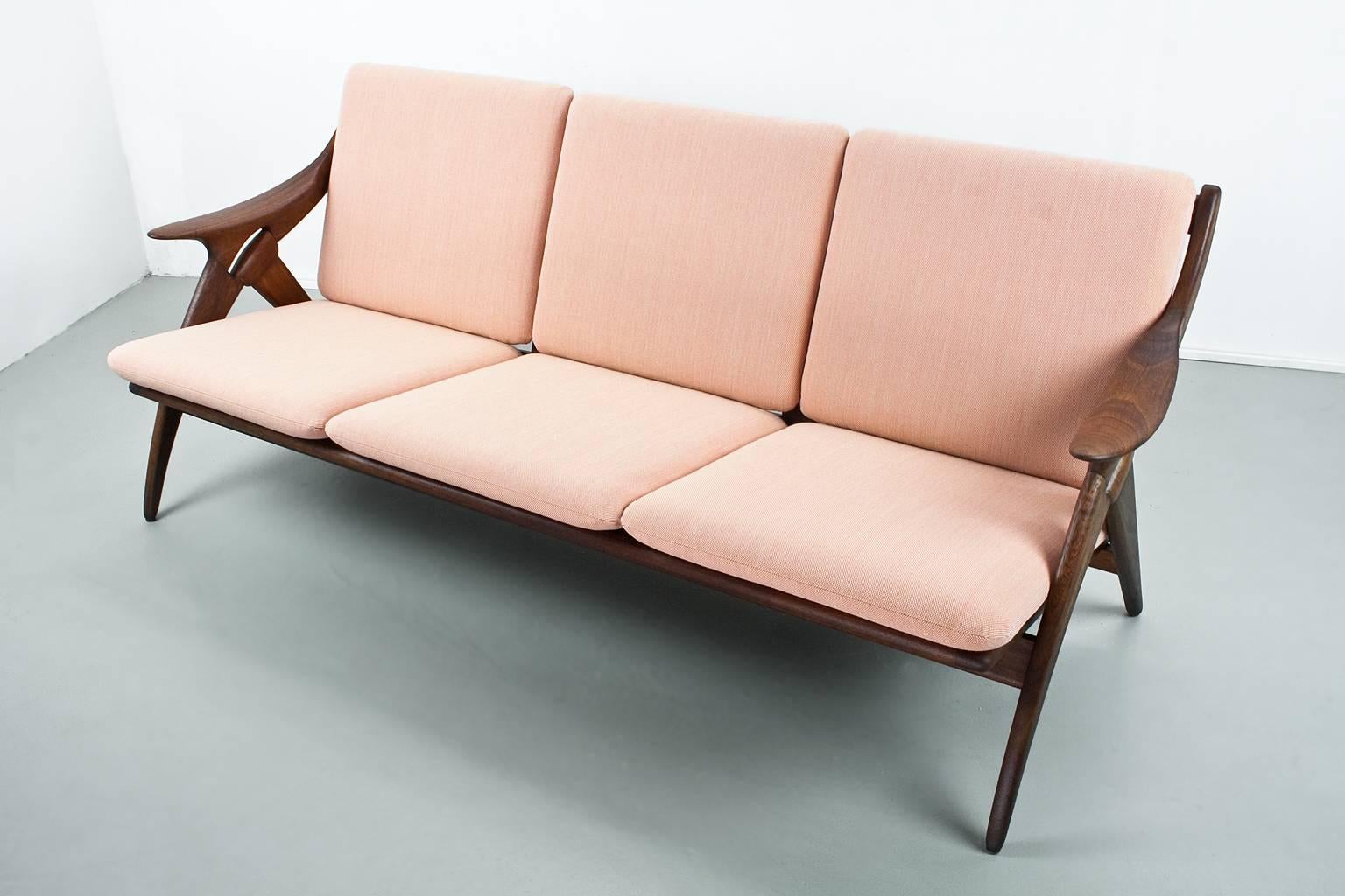 Elegantly constructed sofa in Modern Scandinavian style produced by Dutch manufacturer De Ster Gelderland during the 1960s. The typically shaped sides of the design are loosely based on a (rope) knot, giving the model its name: the Knot.
The solid