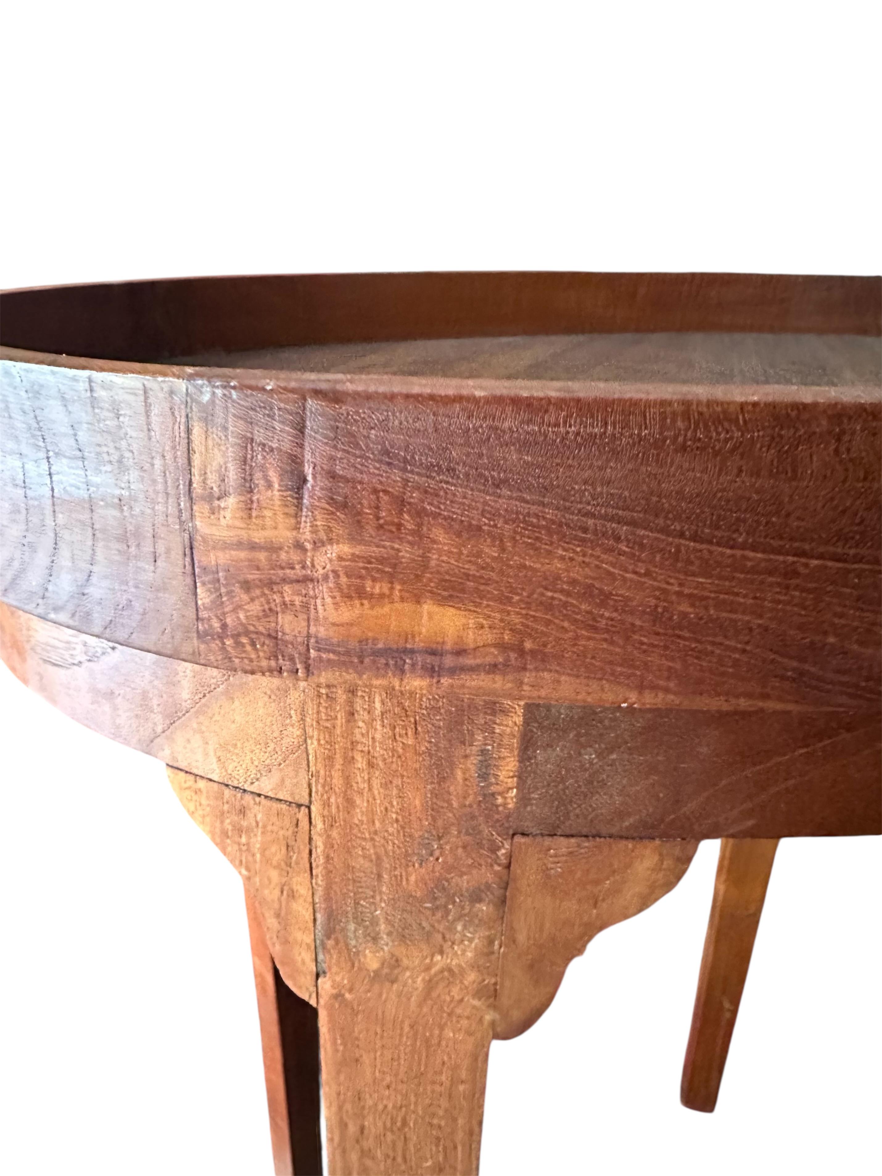 Table d'appoint en teck du milieu du siècle. en vente 2