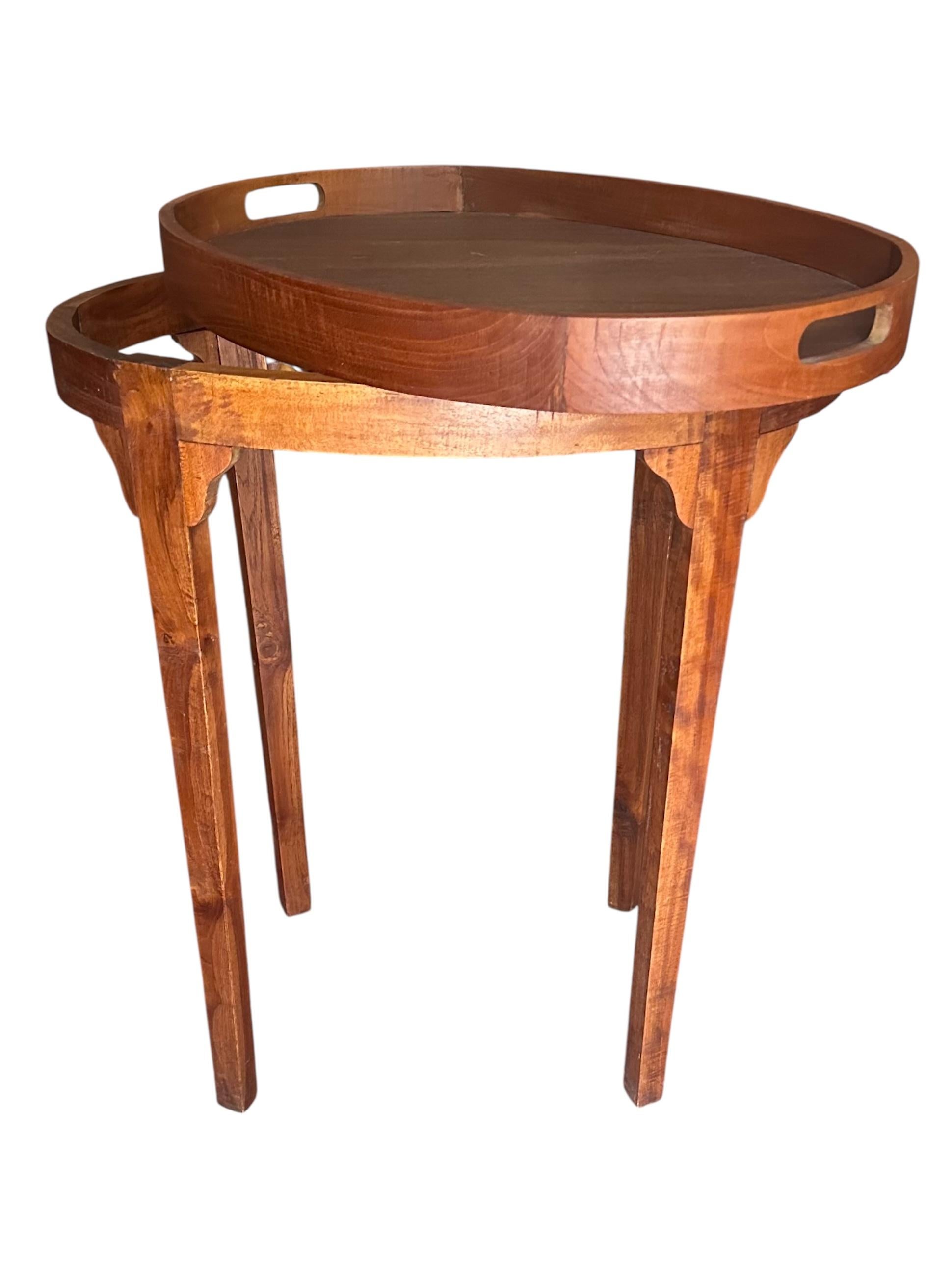 Mid-Century Modern Table d'appoint en teck du milieu du siècle. en vente