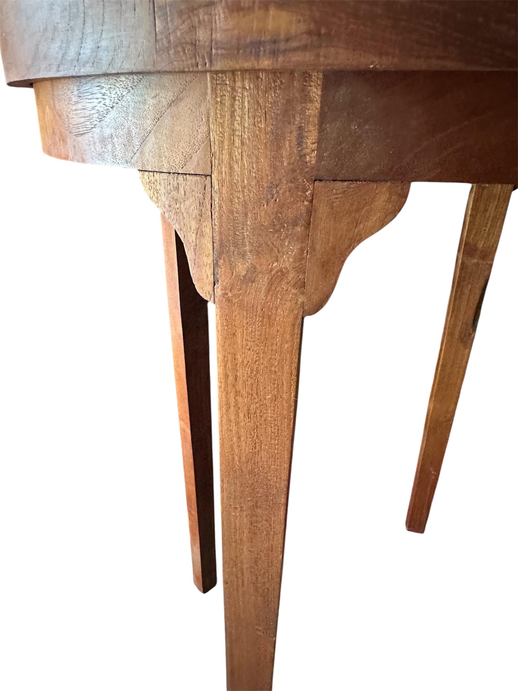 Travail du bois Table d'appoint en teck du milieu du siècle. en vente