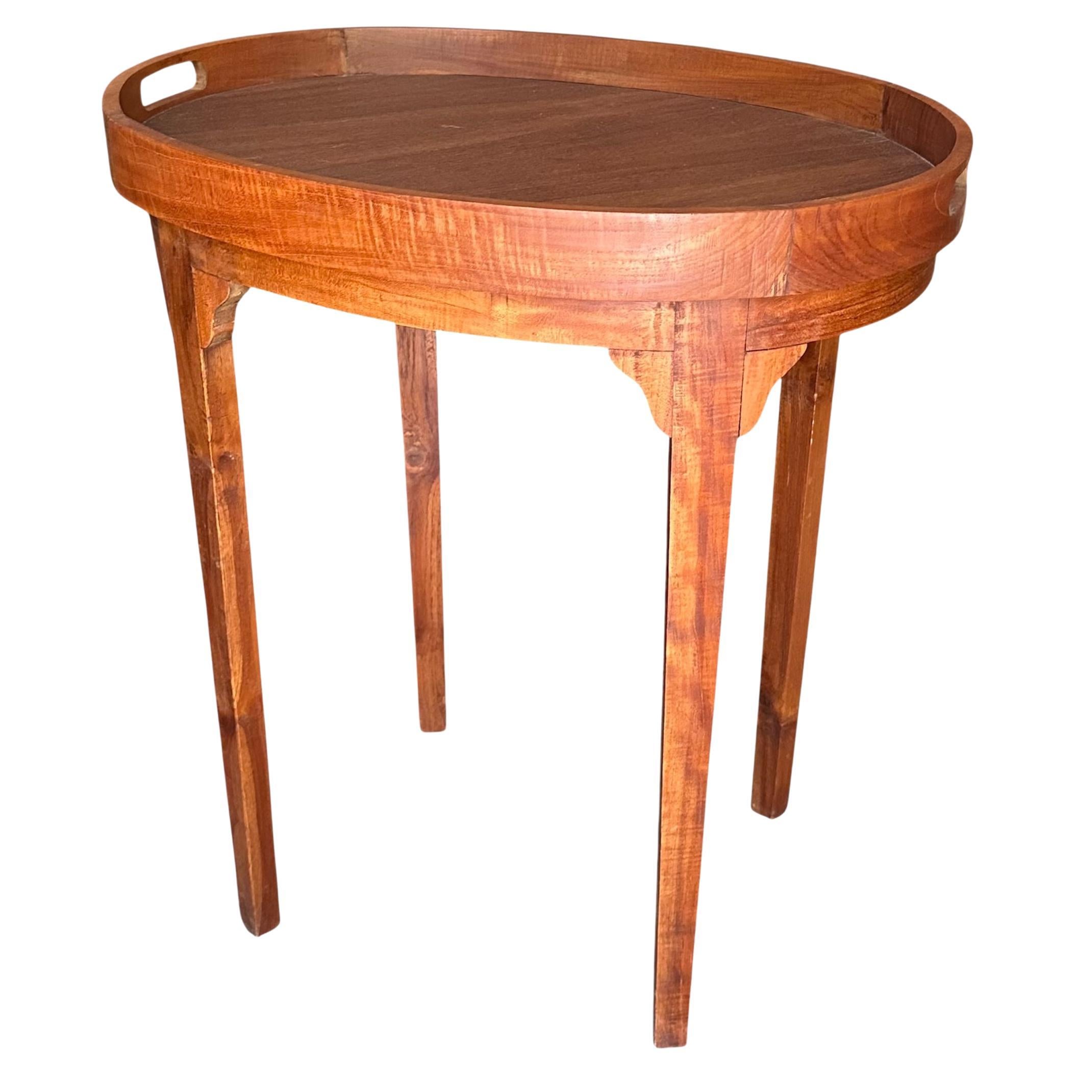 Table d'appoint en teck du milieu du siècle. en vente