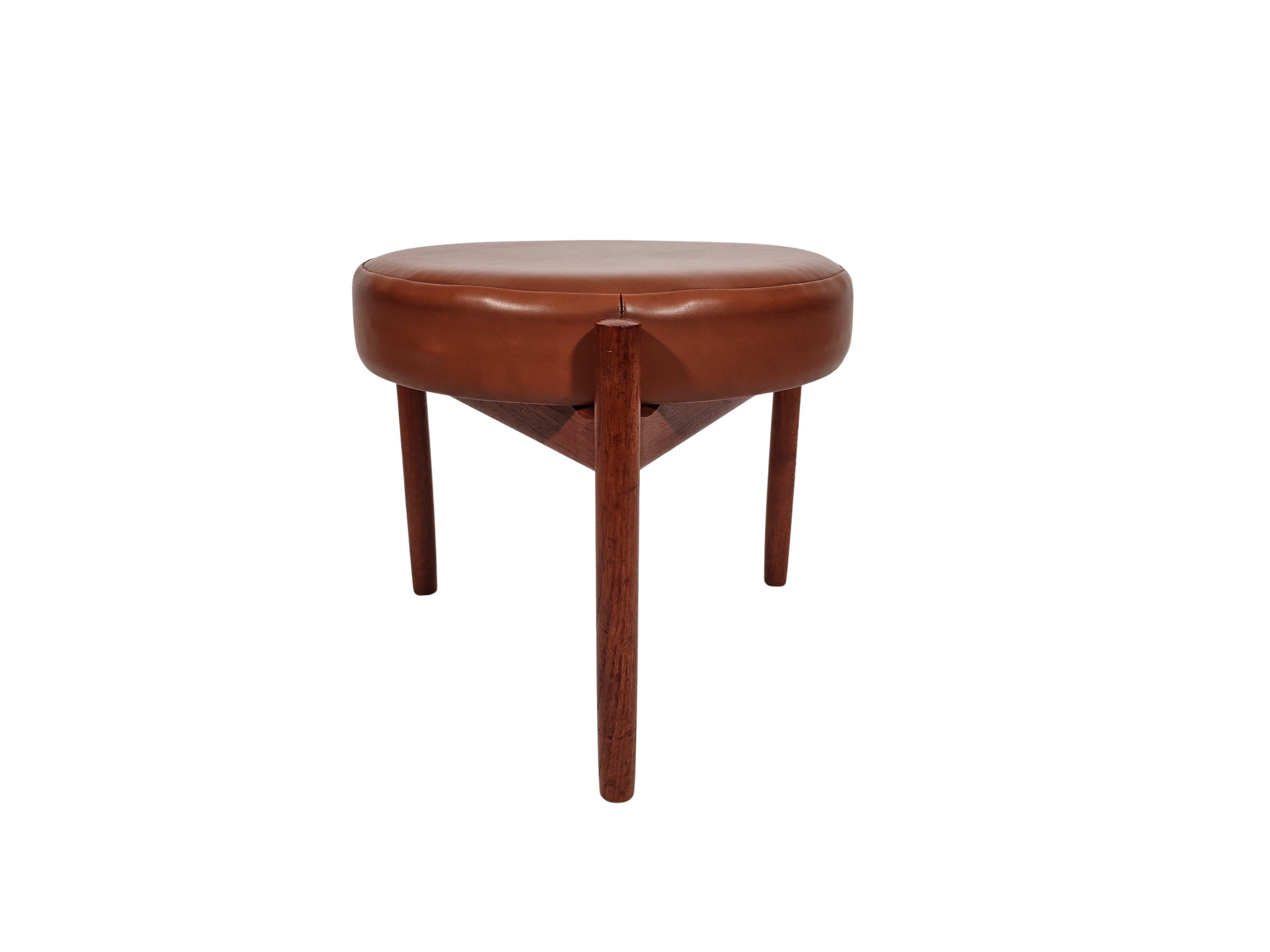 Vintage teak stool by Hugo Frandsen for Spøttrup Danish Mid-Century Design 1960s cuero de imitación en venta