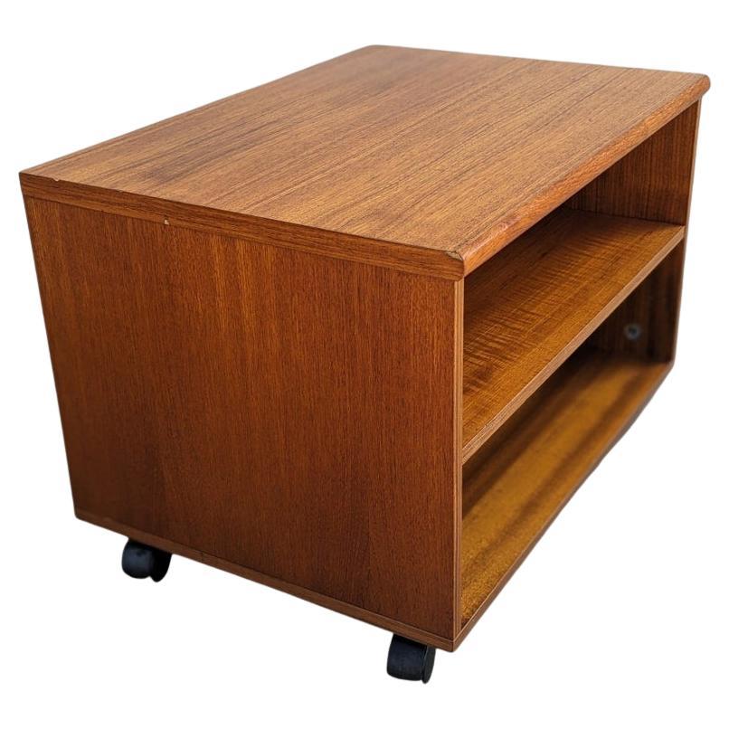 Meuble de rangement à roulettes en teck vintage Table d'appoint ou d'appoint