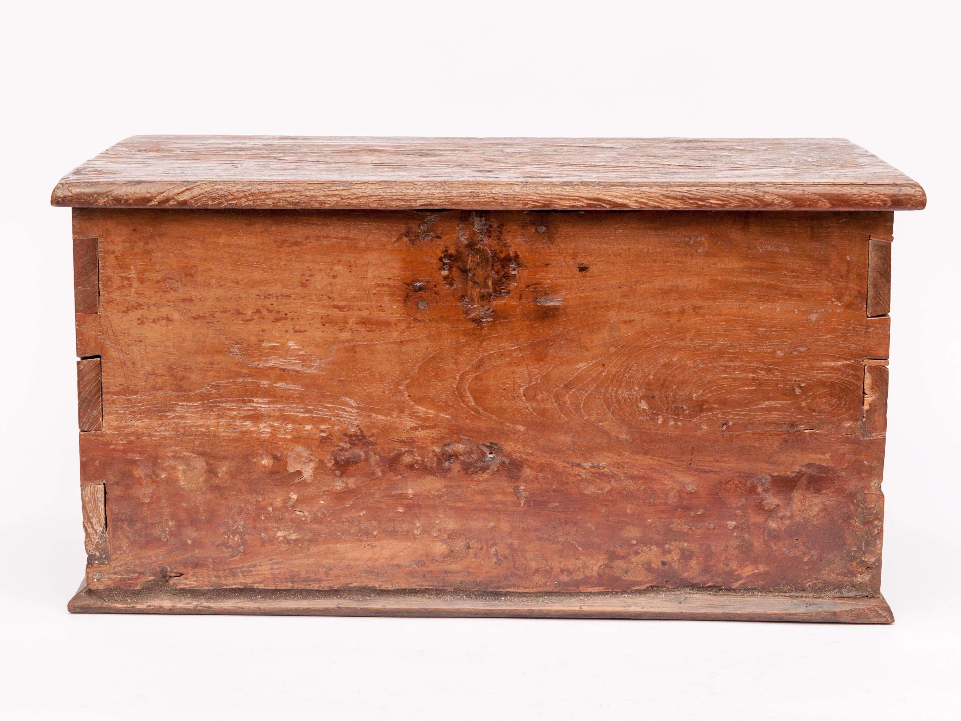 Vintage teak storage chest with heavily grained top. Java mid-20th century.
This rust teak chest stands out with the gnarly character of the wood, and the furrowed nature of the top, which accentuates the beautiful grain of the old thick plank. The
