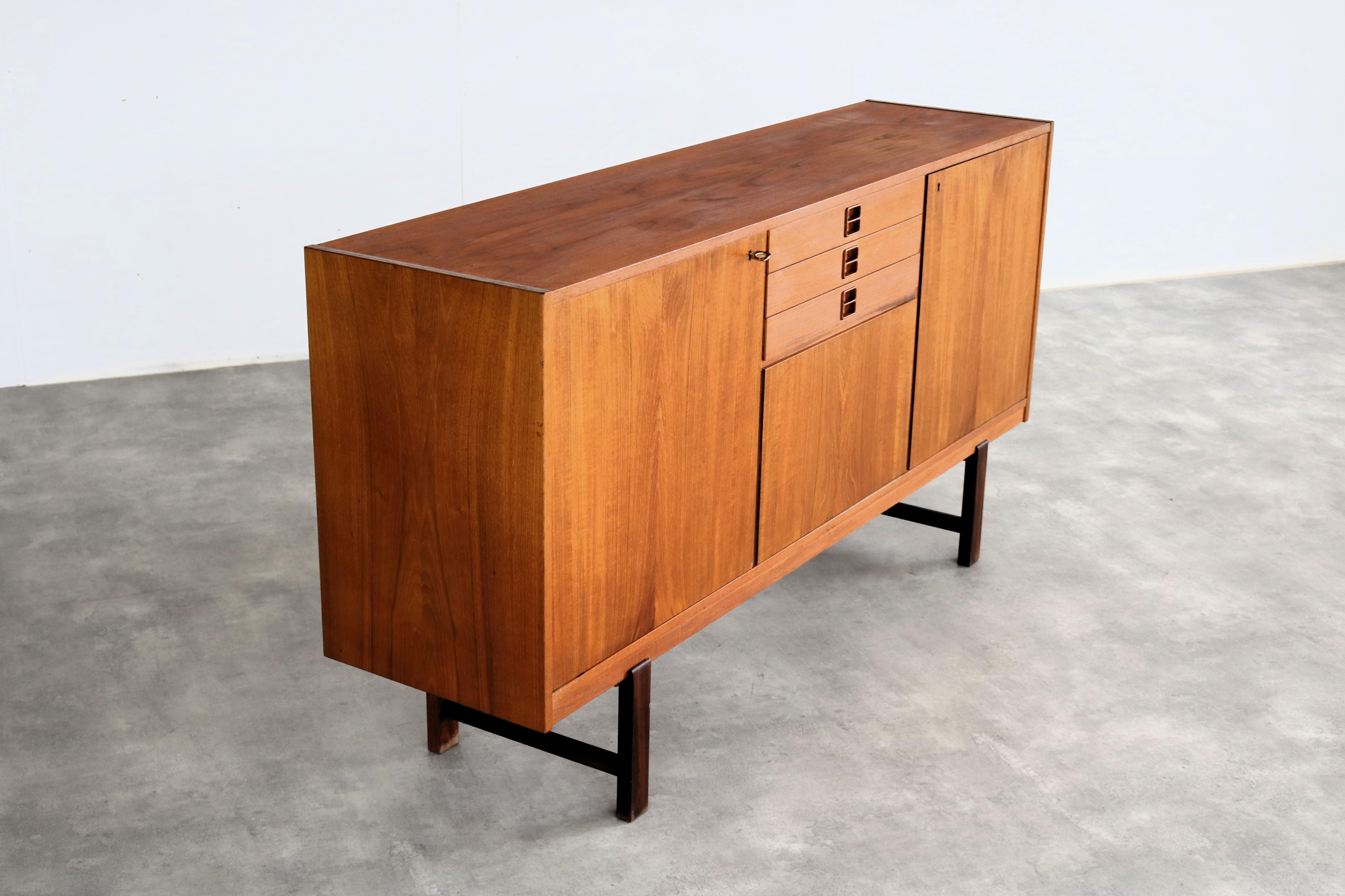 vintage teak swedish sideboard In Good Condition For Sale In GRONINGEN, NL