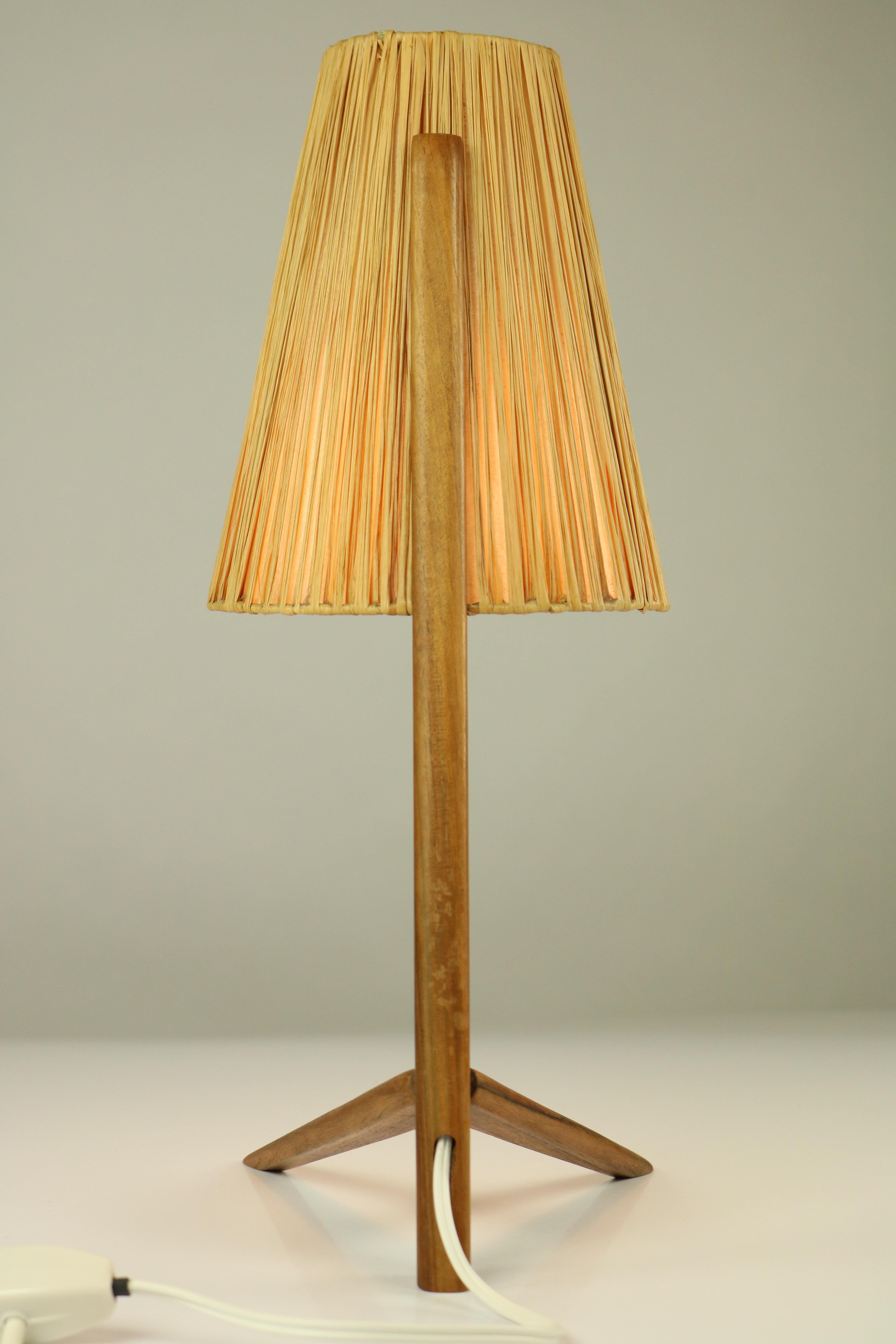 Vintage Teak Table Lamp Crow Foot & Bast Shade Midcentury 1950s Austria Kalmar In Good Condition For Sale In Nürnberg, DE