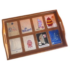 Das Tablett aus Teakholz mit eingebetteten Yacht-Rennzeichen „Newport Beach to Ensenada“