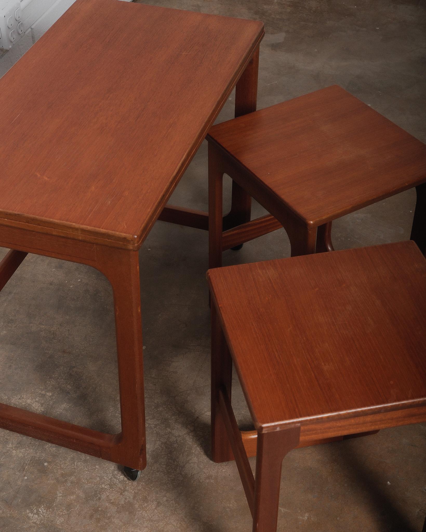Vintage Teak Triform Nesting Tables by McIntosh Set of 3 In Good Condition For Sale In High Point, NC