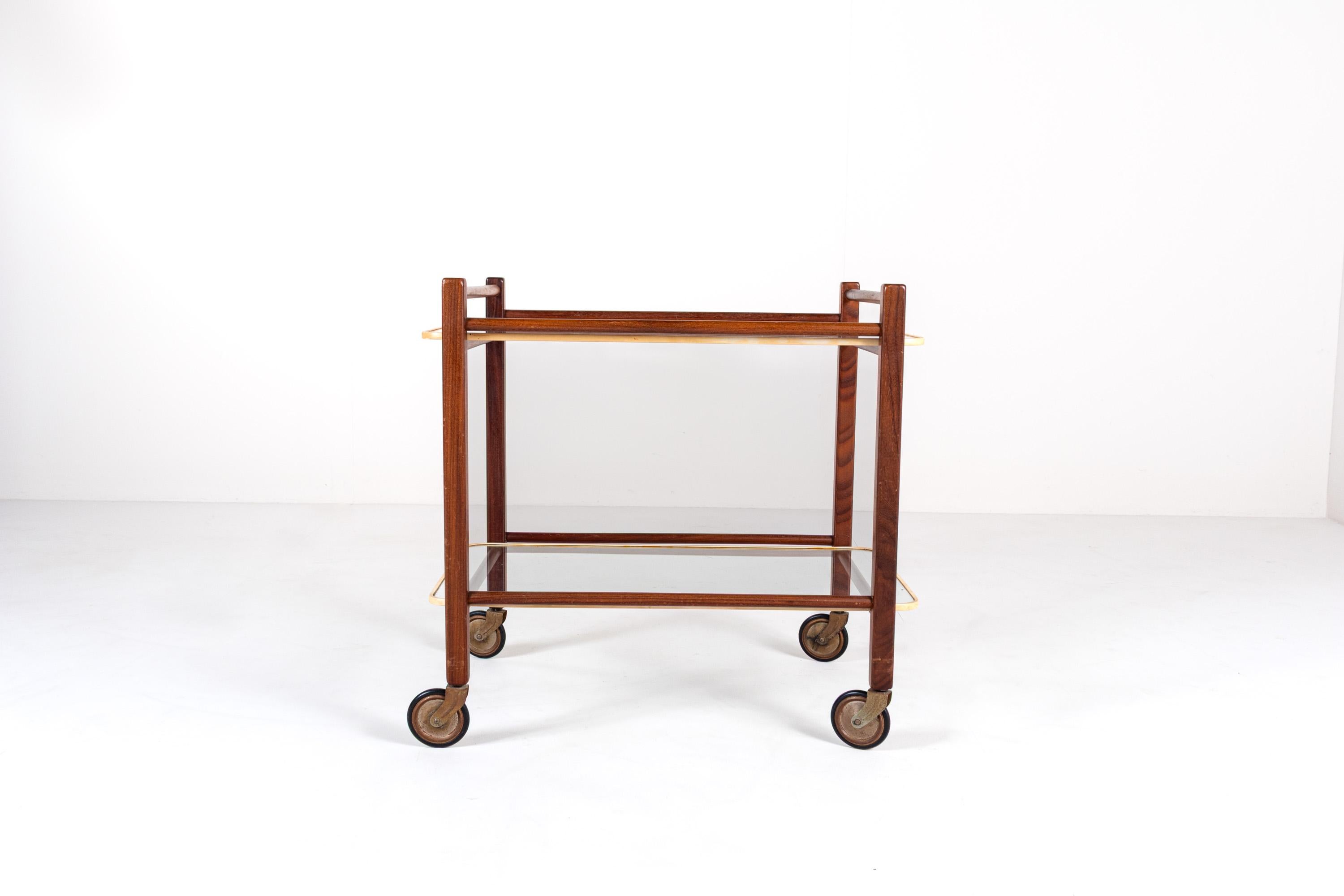 Mid-Century Modern Chariot vintage en teck avec deux plateaux en verre par Cees Braakman pour Pastoe, années 1950 en vente