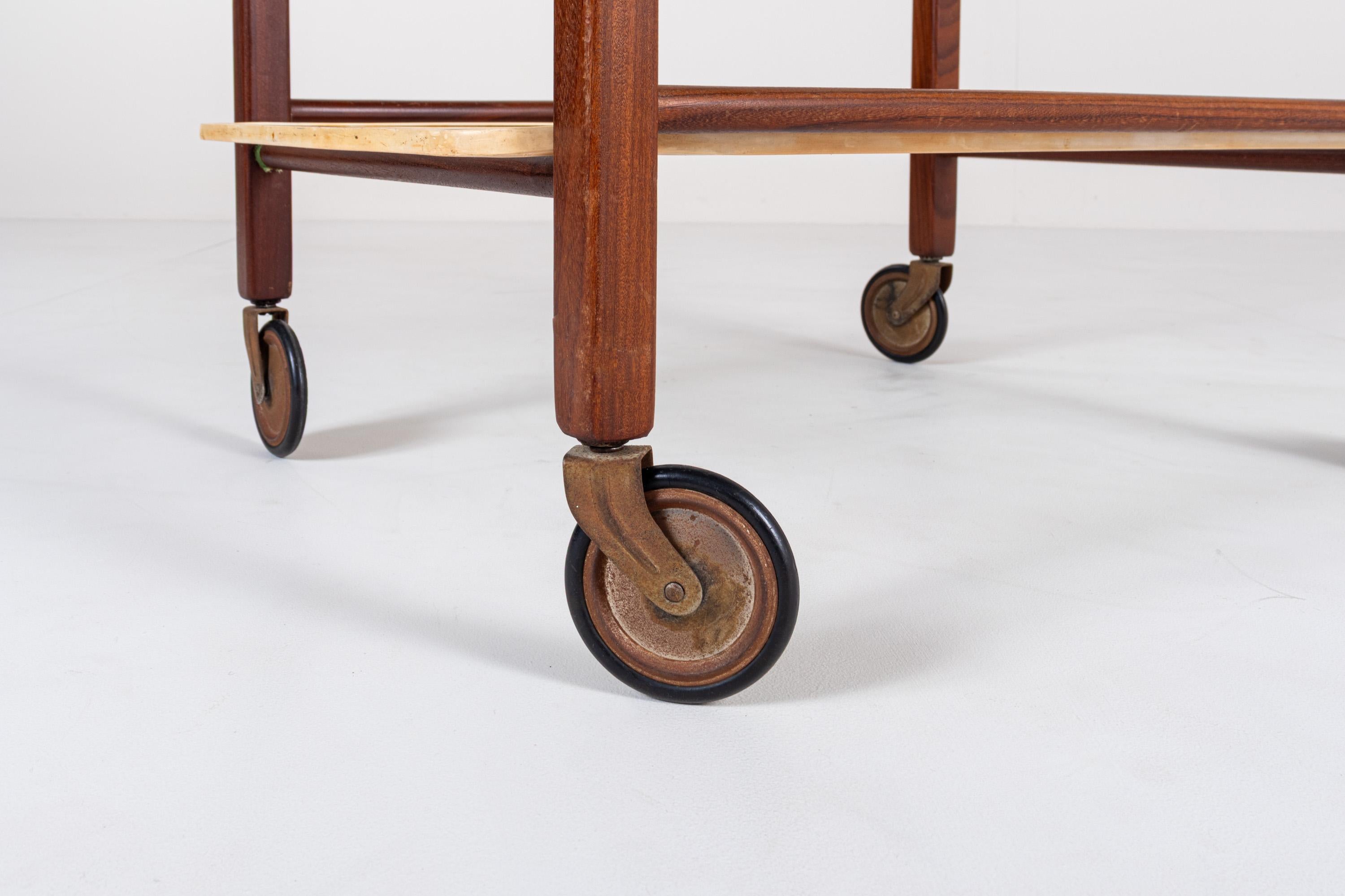 Milieu du XXe siècle Chariot vintage en teck avec deux plateaux en verre par Cees Braakman pour Pastoe, années 1950 en vente