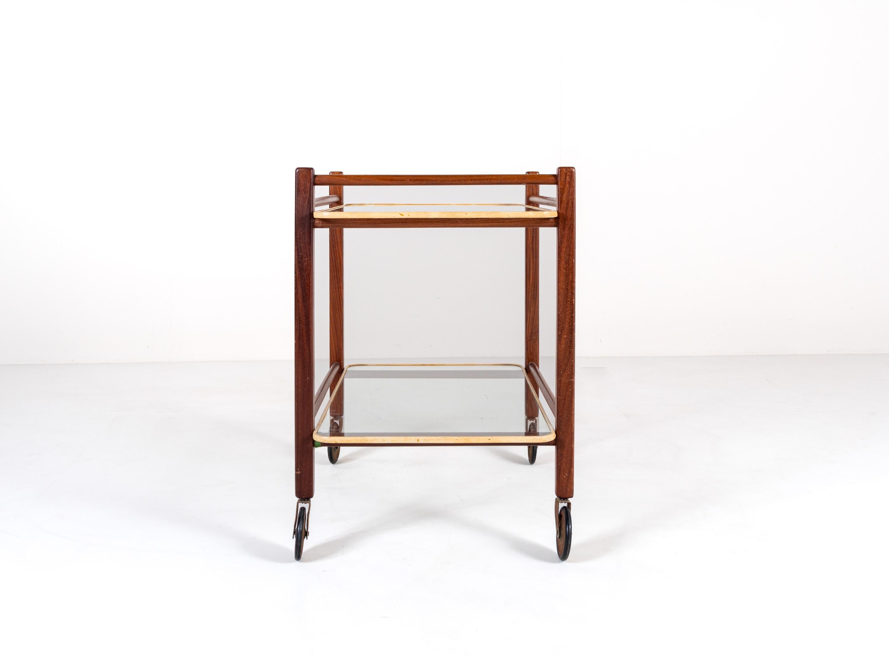 Chariot vintage en teck avec deux plateaux en verre par Cees Braakman pour Pastoe, années 1950 en vente 1