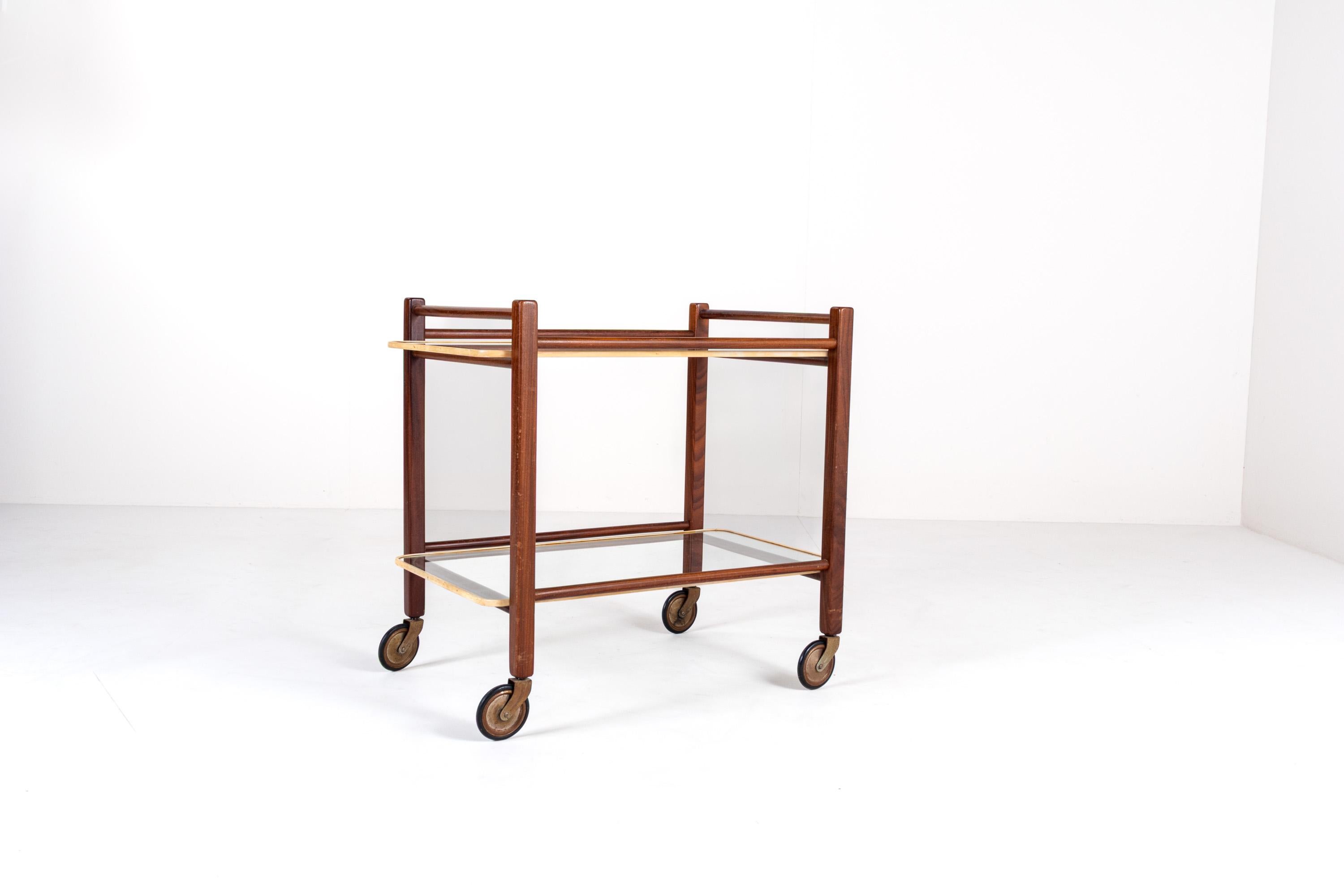 Chariot vintage en teck avec deux plateaux en verre par Cees Braakman pour Pastoe, années 1950 en vente 2