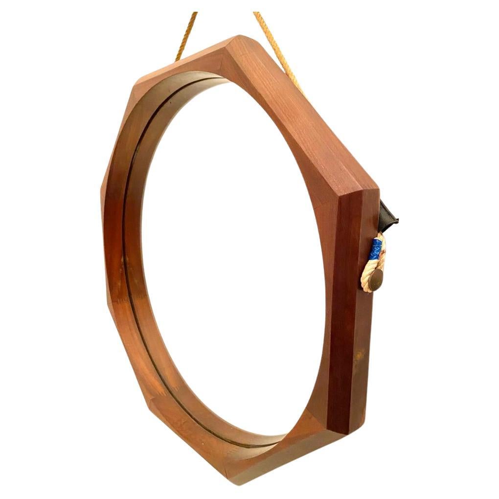 Miroir octogonal vintage en teck fabriqué en Italie dans les années 1960 et conçu par Campo & Graffi.  Cadre en teck massif, corde de suspension fixée au cadre grâce à un pivot en laiton. Toutes les pièces sont d'origine. 

Le bois a été restauré et