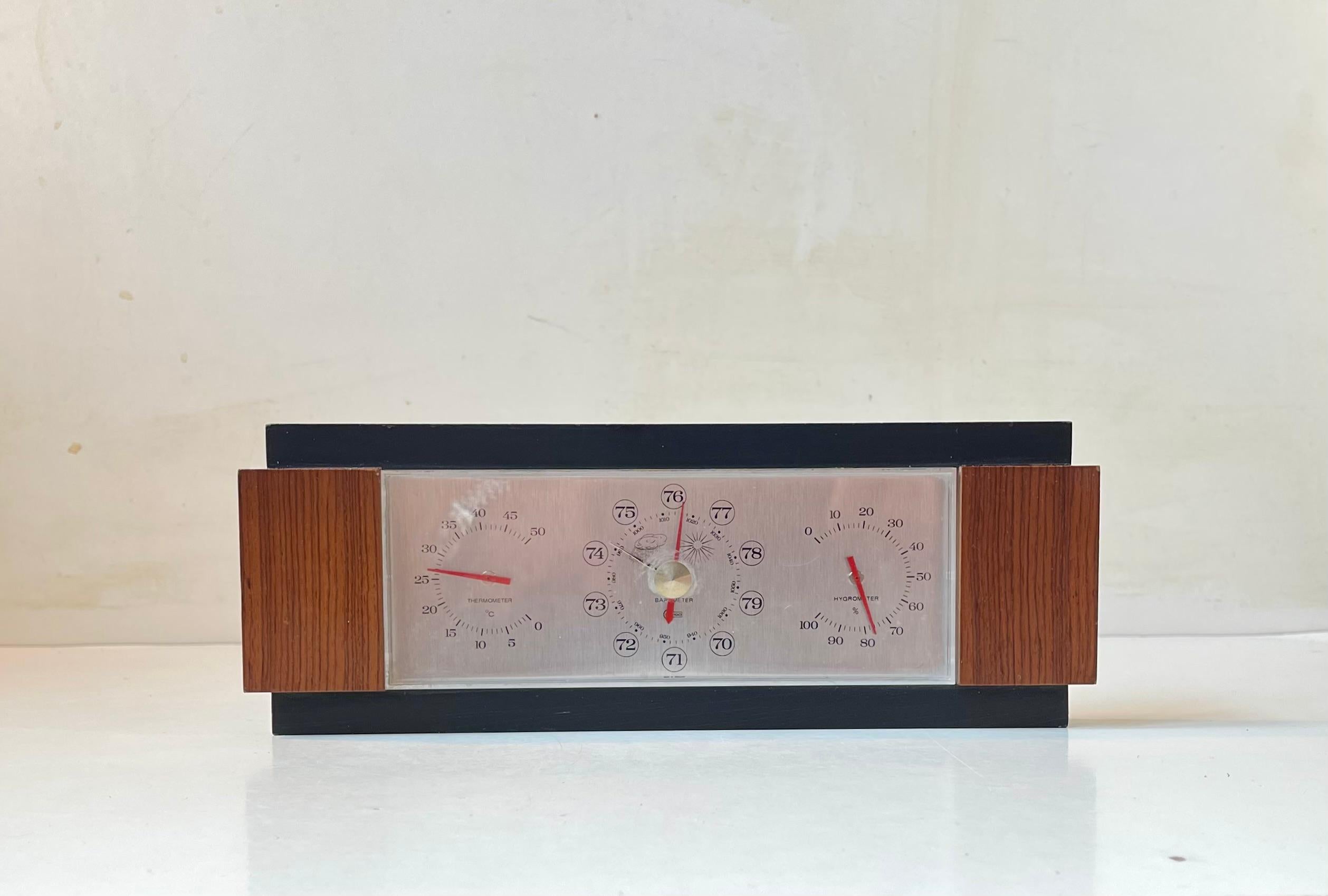 Eine stilvolle und elegante Wand- oder Tischwetterstation mit Thermometer, Barometer und Hygrometer. Entworfen und hergestellt in Deutschland in den 1960'erne von Barigo. 

Maße: B: 17,5 cm, Höhe: 10 cm, Tiefe: 2,5 cm. 

Funktionstüchtig.