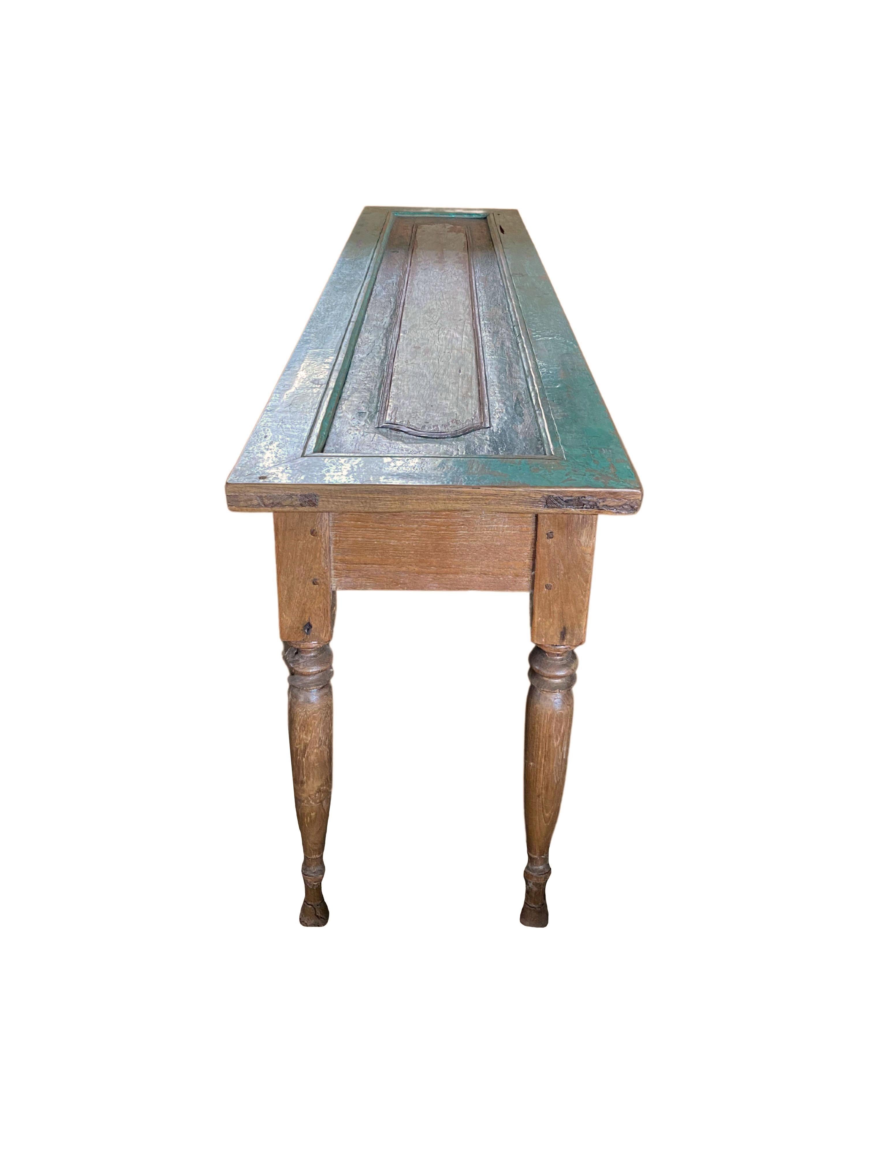 Sculpté à la main Table console vintage en bois de teck fabriquée à partir d'une vieille porte jambonaise, Indonésie en vente