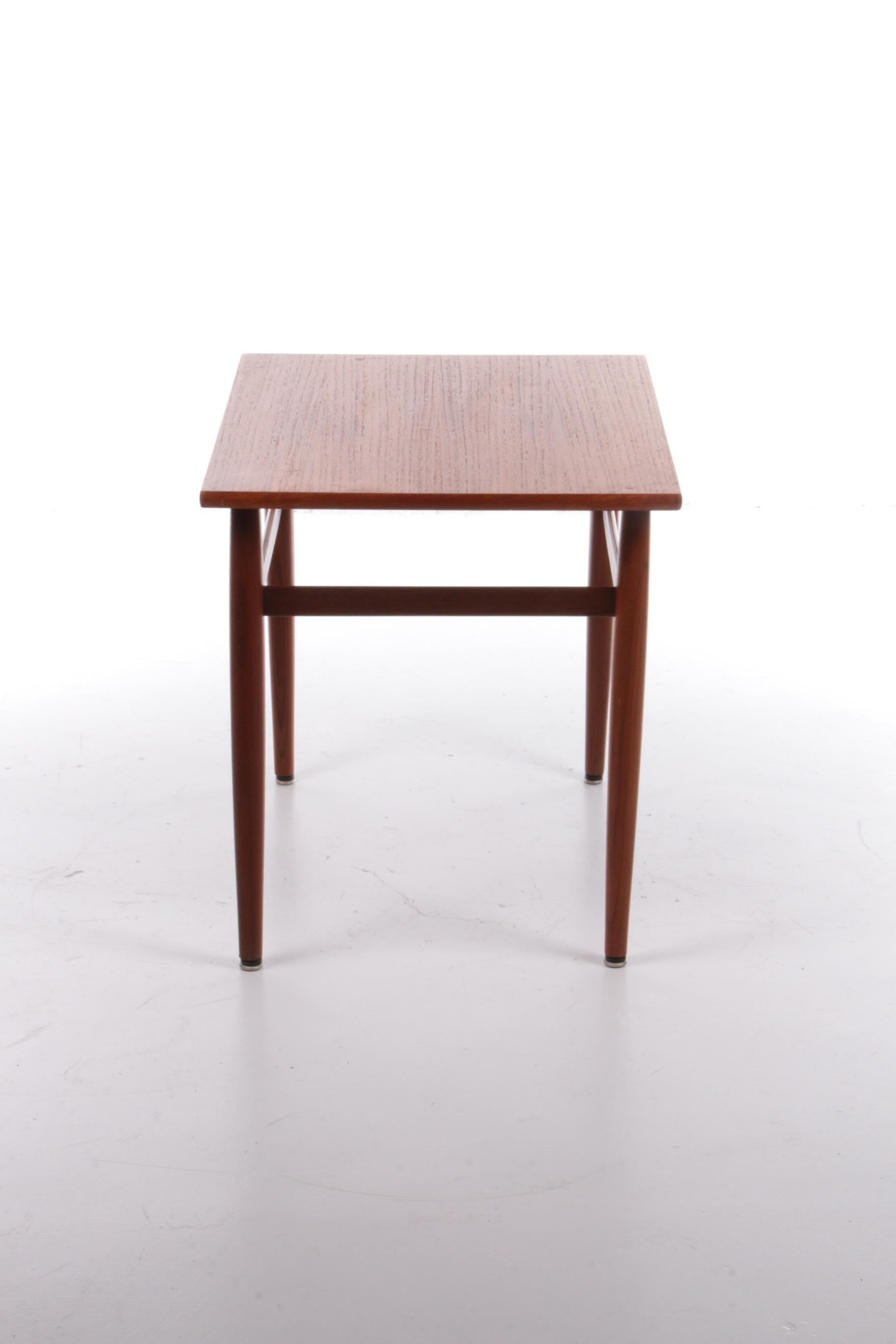 Il s'agit d'un beau modèle de table d'appoint en teck fabriqué dans les années 1960.

Fabriqué au Danemark dans les années 1960.

Très agréable à utiliser comme table d'appoint et pour y placer une plante.

La table peut servir de table