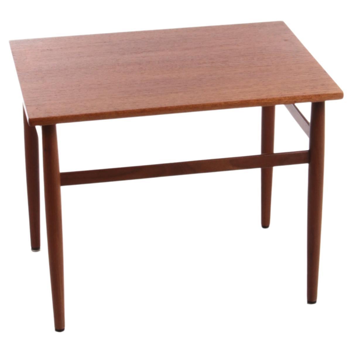 Mesa auxiliar vintage de madera de teca, años 60