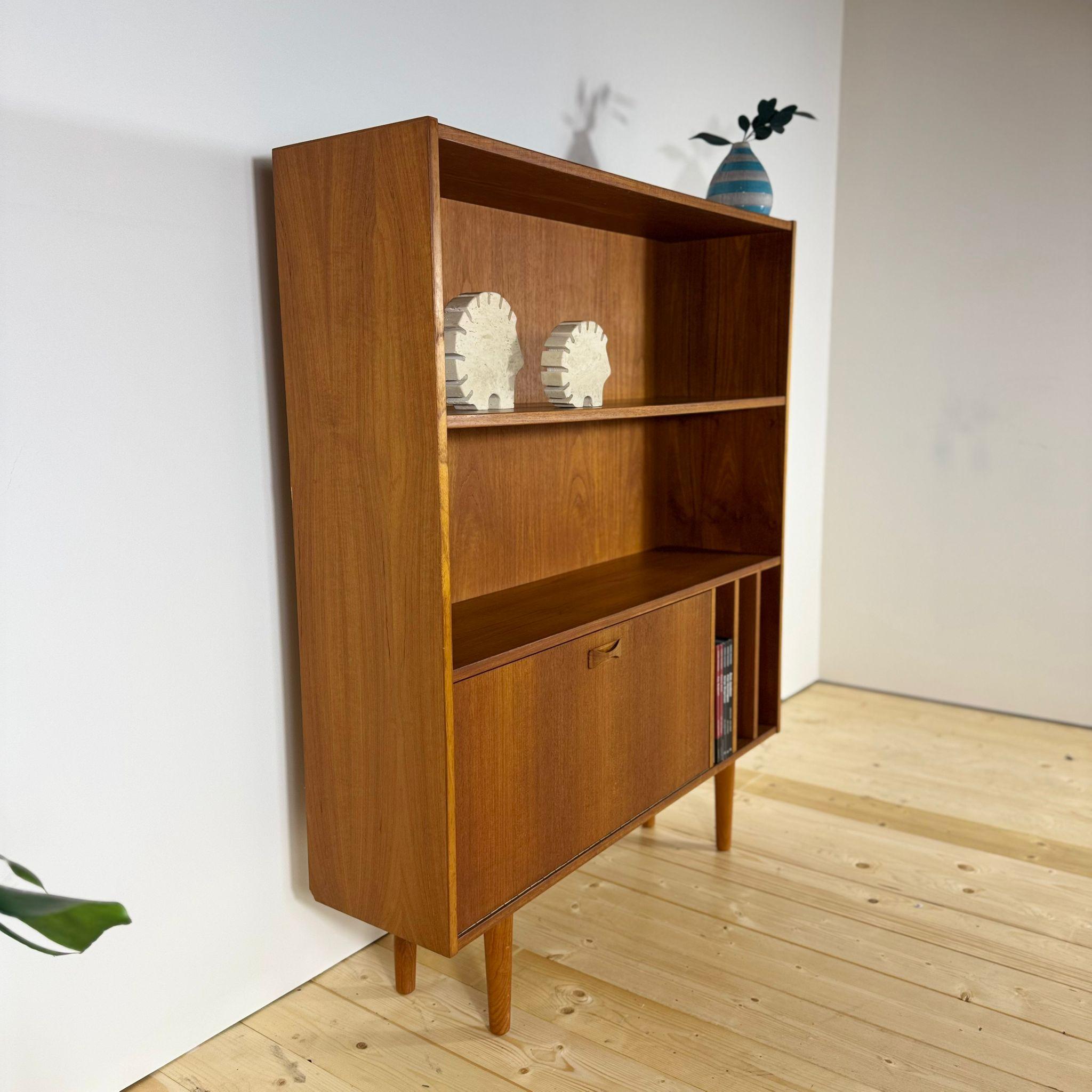 Mid-Century moderno Mobile per dischi in vinile d'epoca in legno di teak con porta a ribalta e barra, Clausen & Søn in vendita