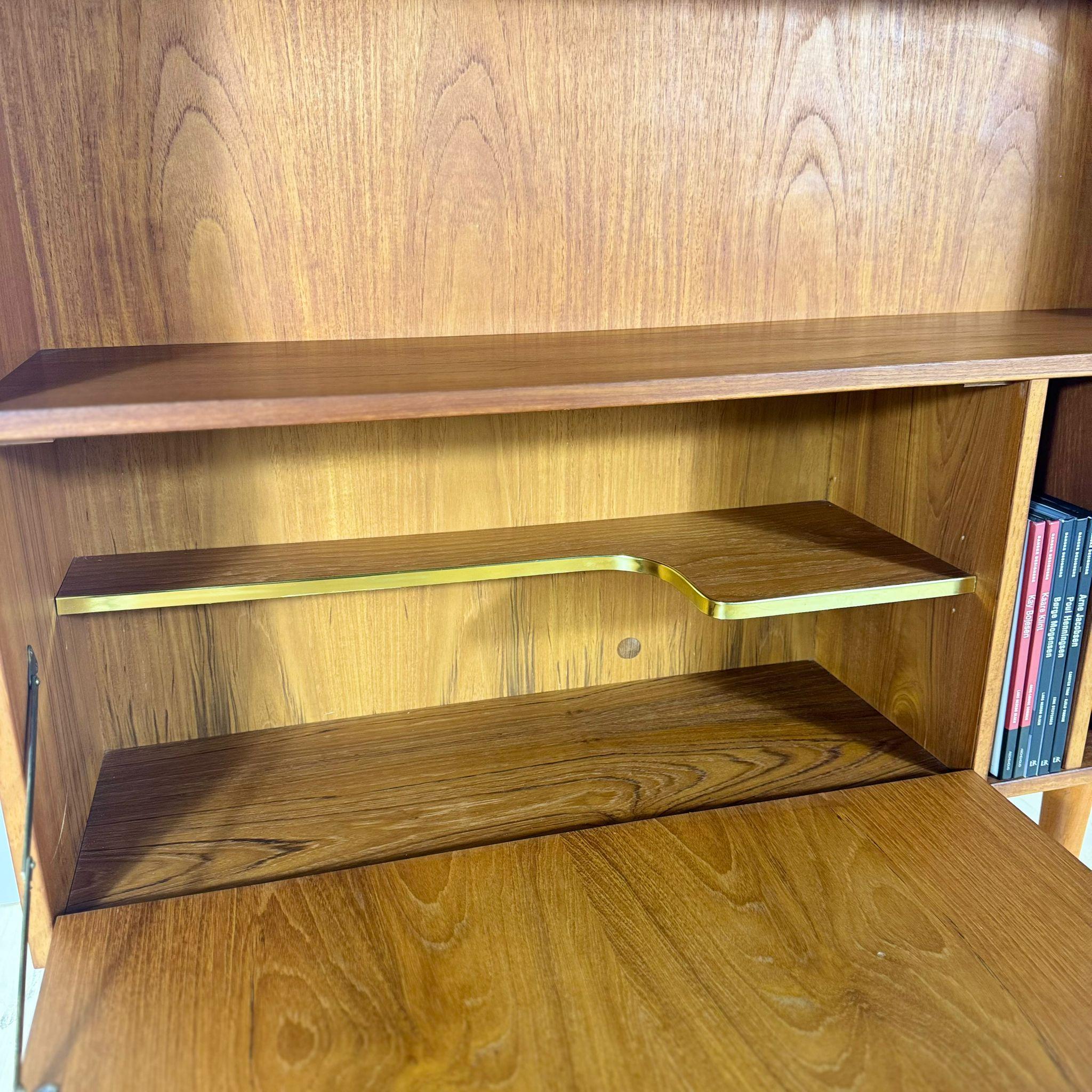 Danese Mobile per dischi in vinile d'epoca in legno di teak con porta a ribalta e barra, Clausen & Søn in vendita