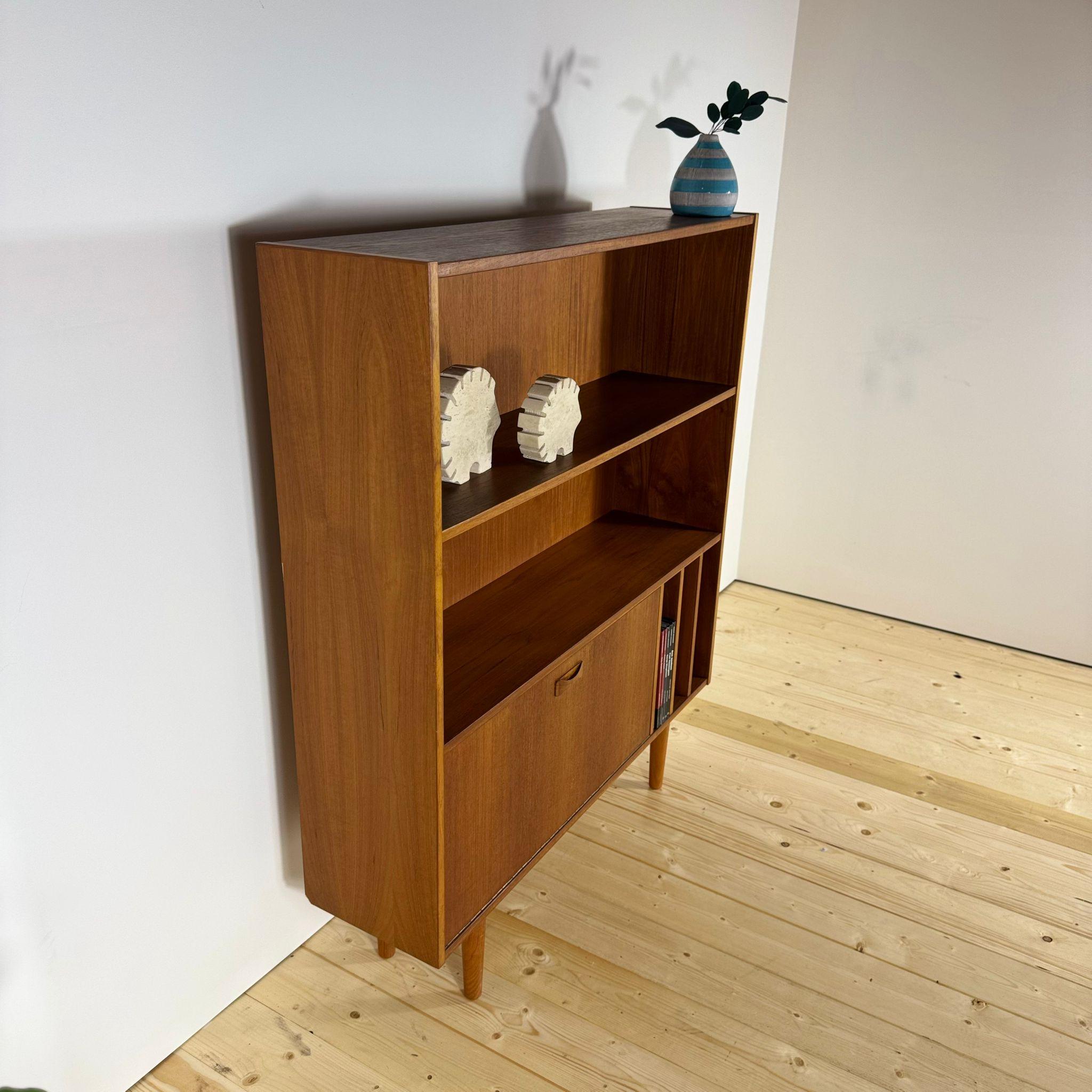 Impiallacciato Mobile per dischi in vinile d'epoca in legno di teak con porta a ribalta e barra, Clausen & Søn in vendita