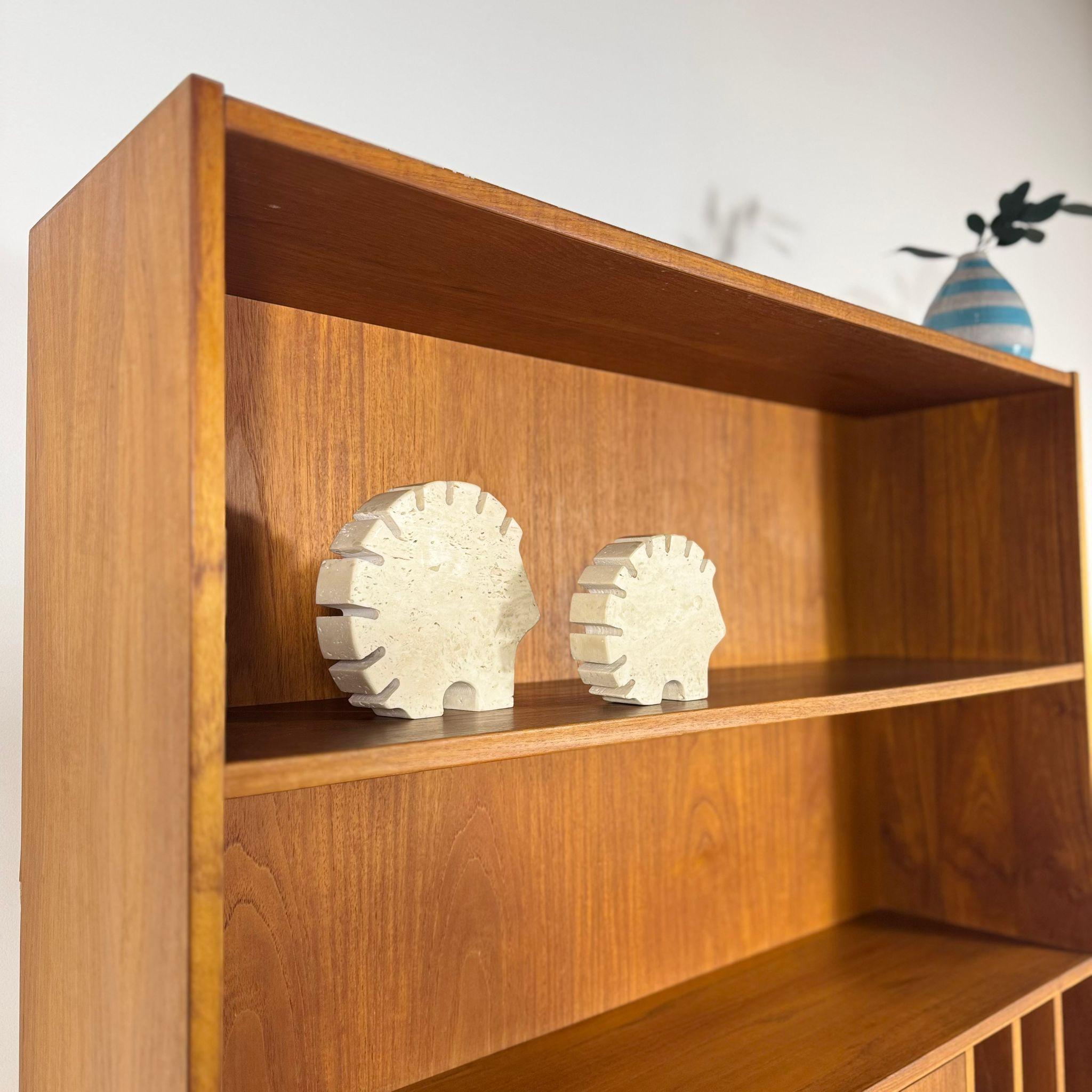 Teak Mobile per dischi in vinile d'epoca in legno di teak con porta a ribalta e barra, Clausen & Søn in vendita