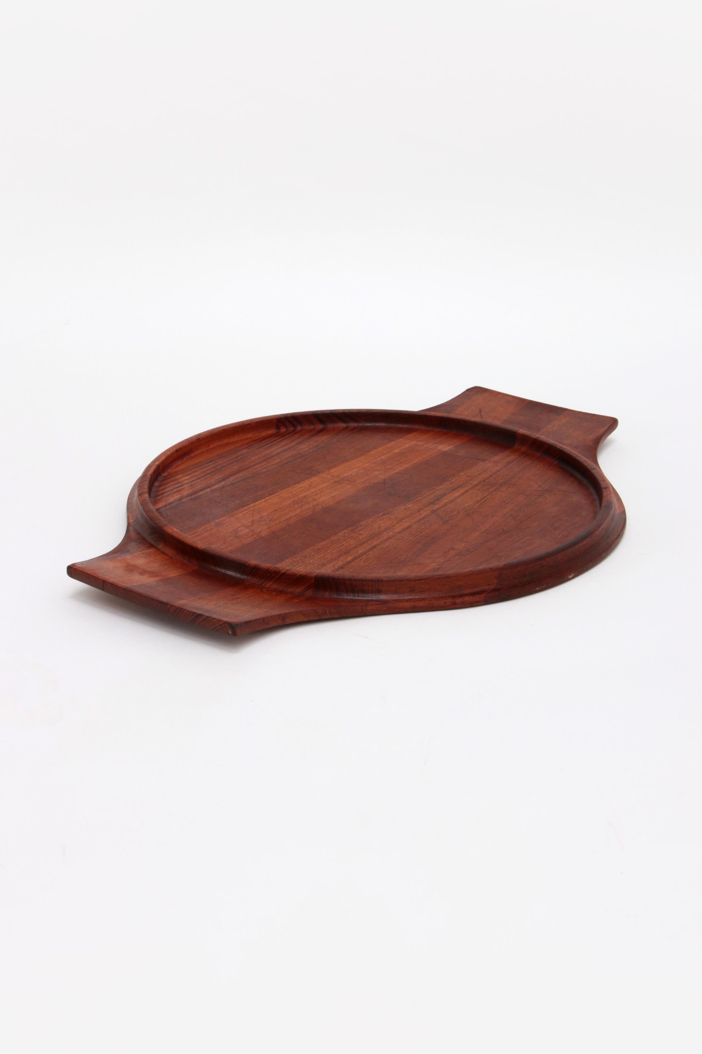 Timelessly beautiful solid teak tray, original Danish Midcentury by Dansk design denmark iho trademark on the bottom.

In excellent condition with signs of use. Used and made in the best quality of life around 1960.

Wonderful to drink, it