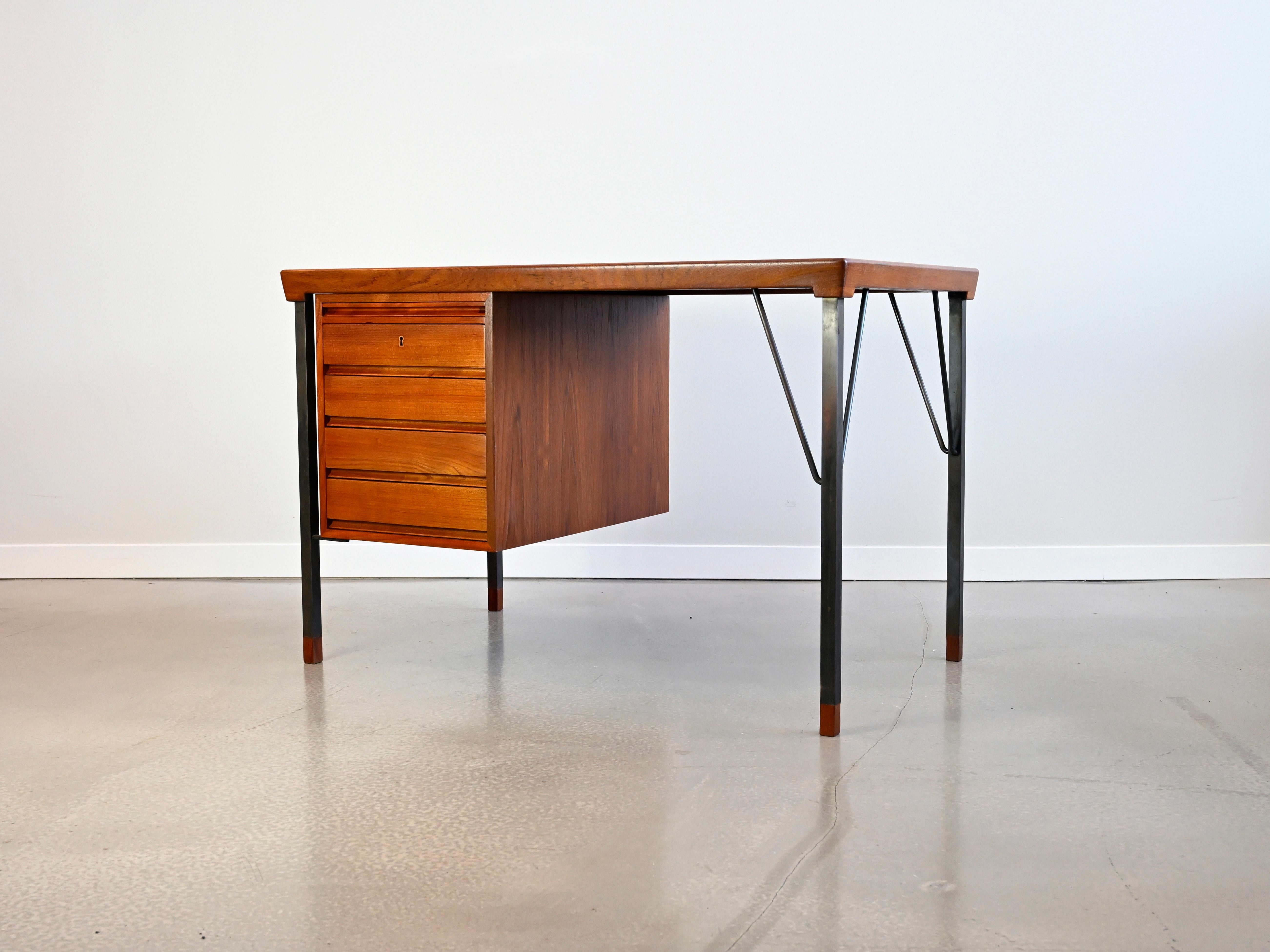 Ein Vintage-Schreibtisch aus Teakholz mit Metallbeinen, der aus einem einzigen Fach mit 4 ausziehbaren Schubladen und einer zusätzlichen ausziehbaren Schreibfläche mit Glasplatte besteht. 

Designer: Peter Hvidt und Orla
