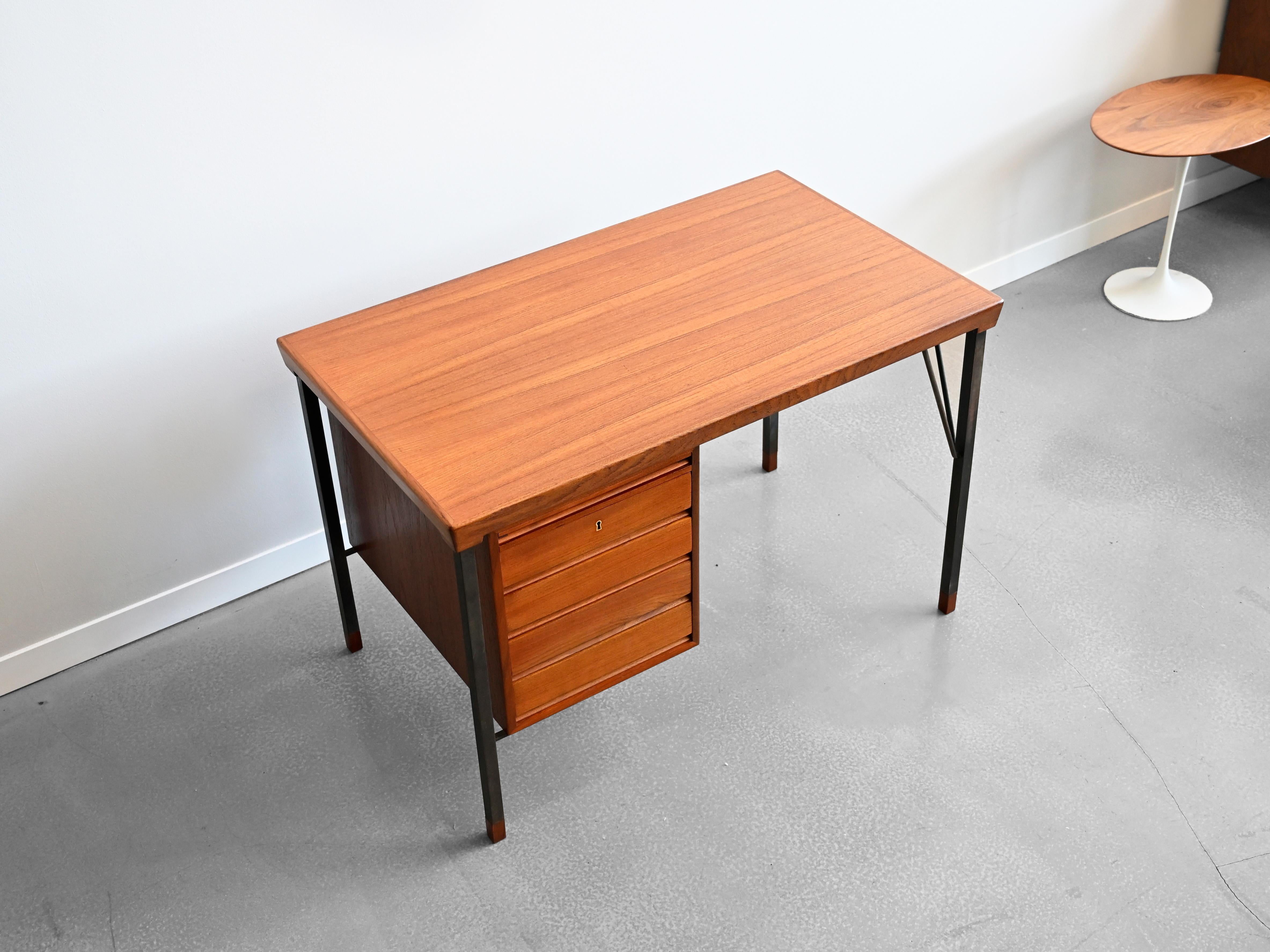 Schreibtisch aus Teakholz von Peter Hvidt für John Stuart, Vintage (Skandinavische Moderne) im Angebot