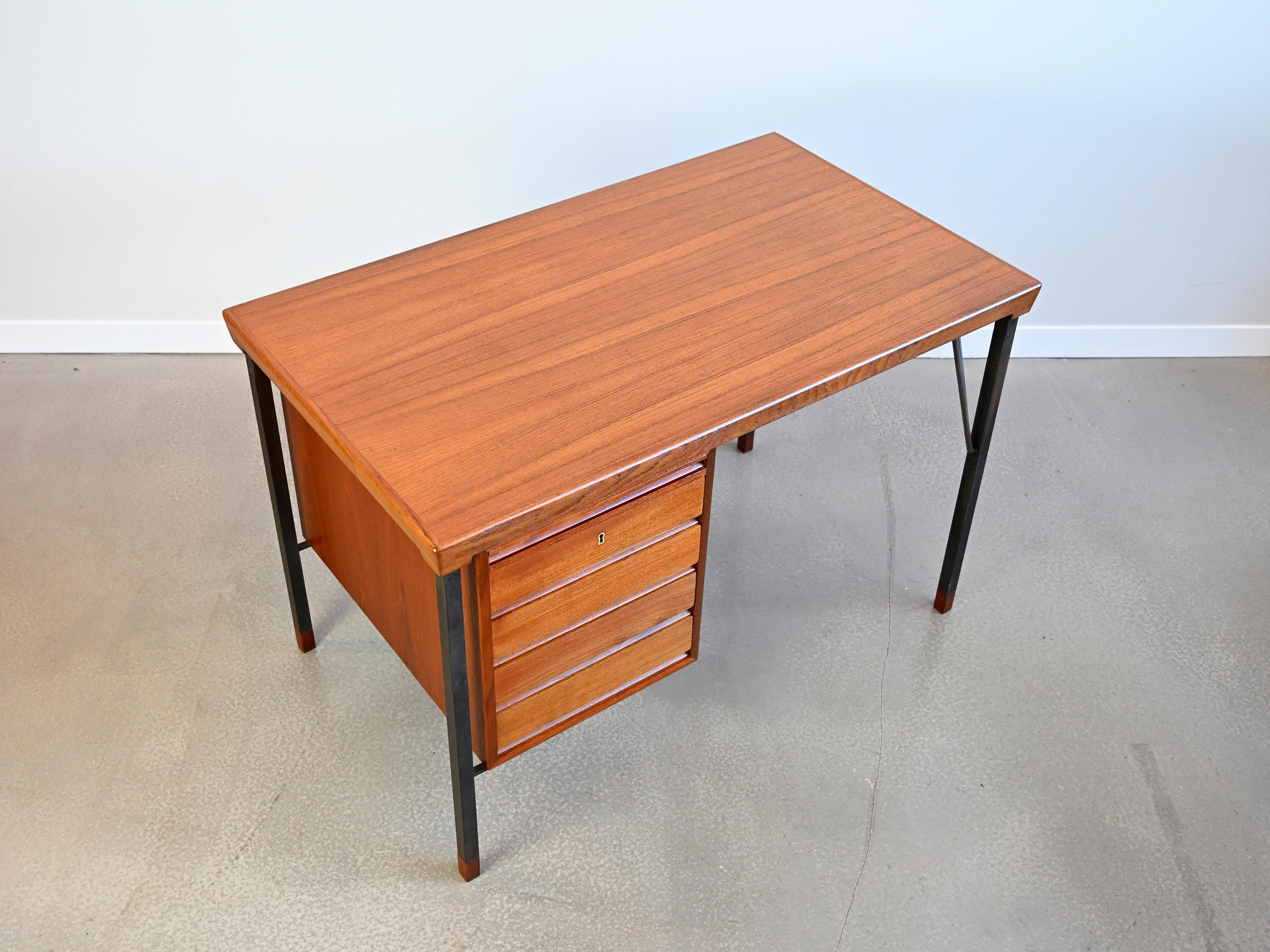 Schreibtisch aus Teakholz von Peter Hvidt für John Stuart, Vintage (Dänisch) im Angebot