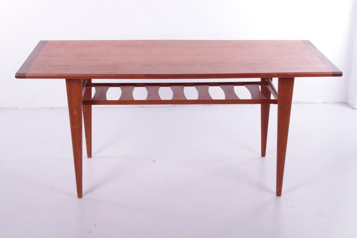 Table basse vintage avec beau porte-revues, années 1960

Il s'agit d'une belle table basse, pas trop voyante, fabriquée au Danemark dans les années 1960.

Fabriqué en bois de teck et doté d'une très charmante crémaillère que l'on peut desserrer si