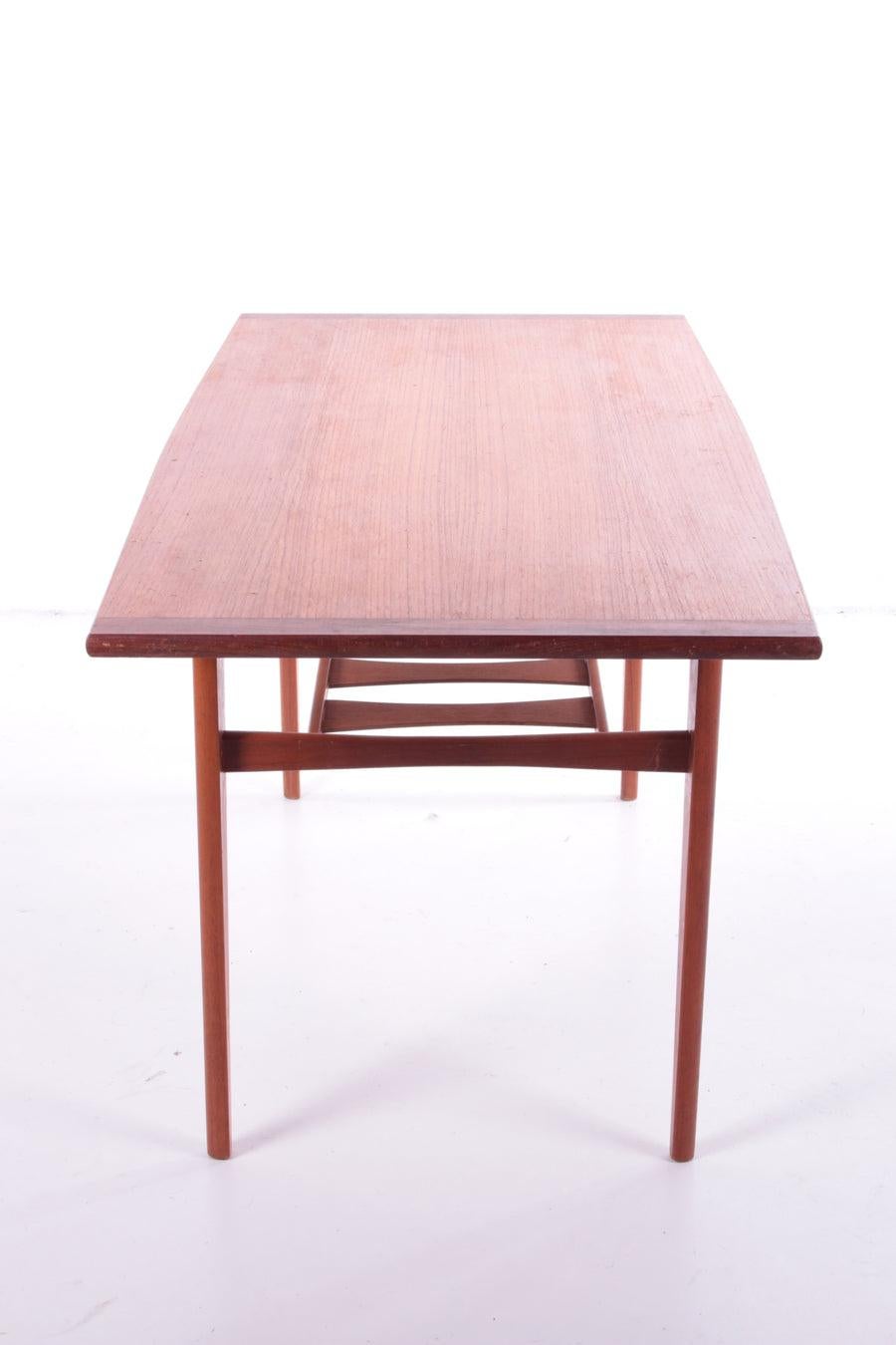 Mid-Century Modern Table basse vintage en teck avec magnifique porte-revues, années 1960 en vente