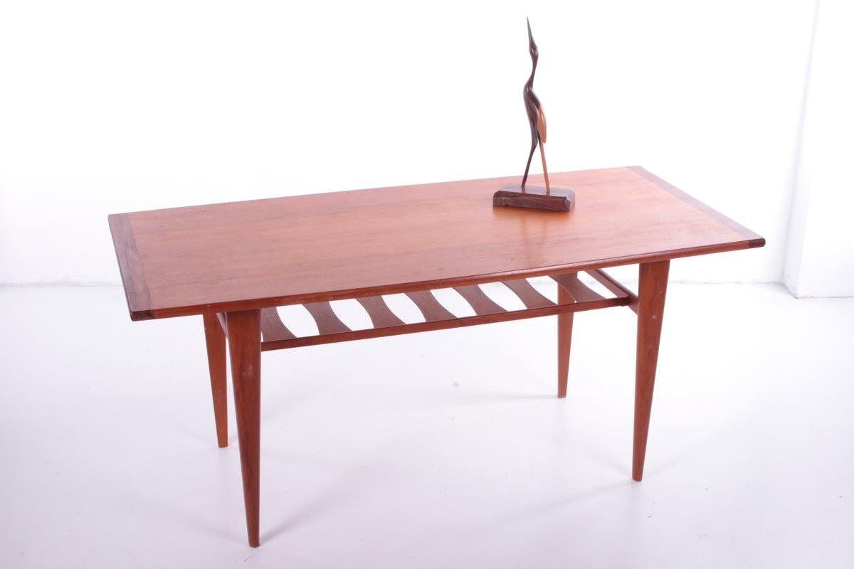 Danois Table basse vintage en teck avec magnifique porte-revues, années 1960 en vente