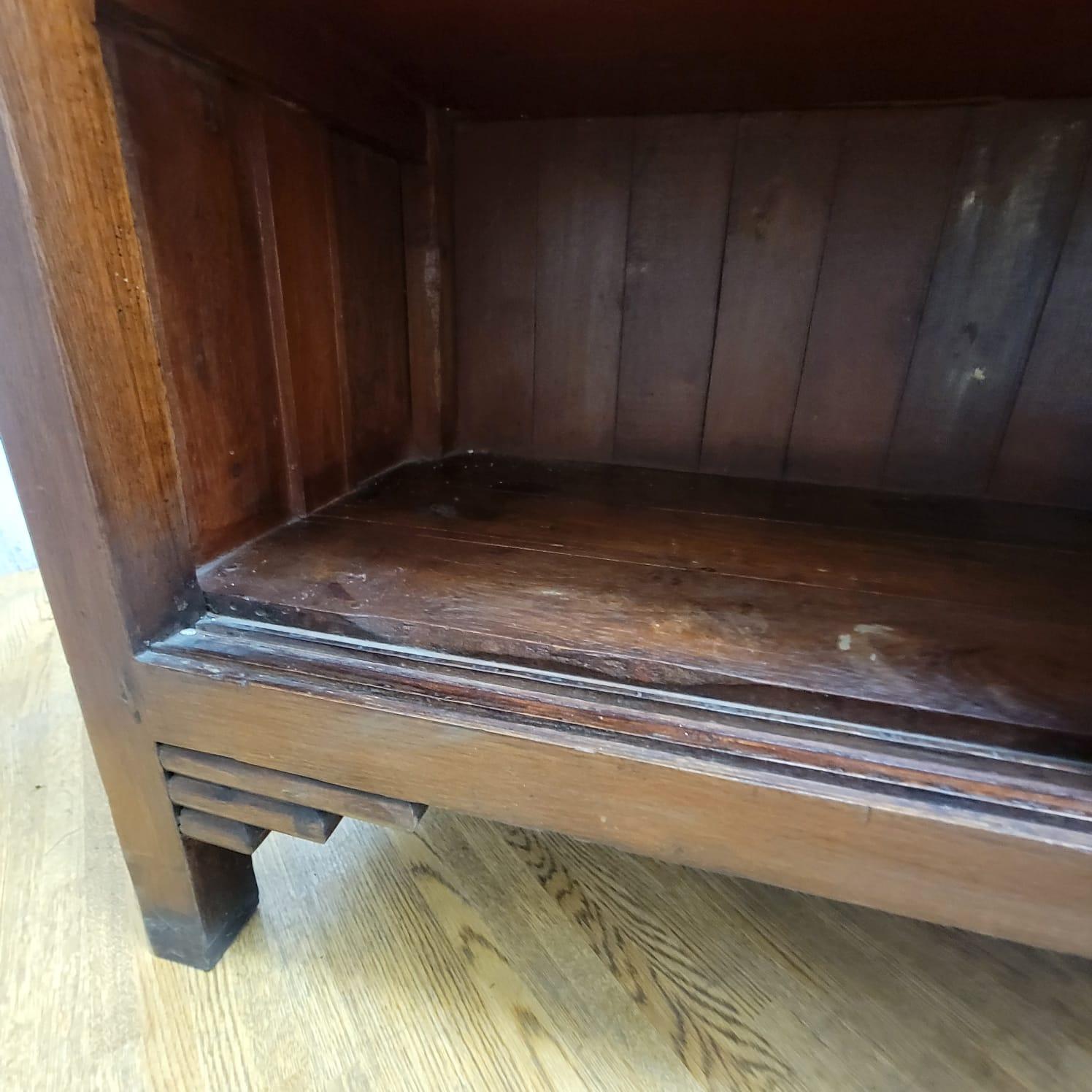 Fait main Bibliothèque/meuble de rangement bas vintage en teck avec portes en verre coulissantes en vente