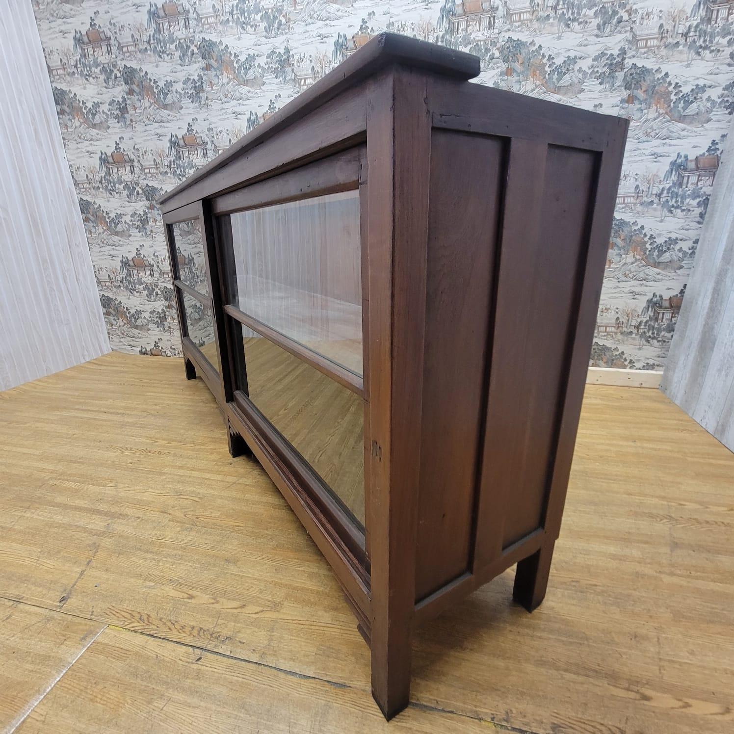 Bibliothèque/meuble de rangement bas vintage en teck avec portes en verre coulissantes en vente 1