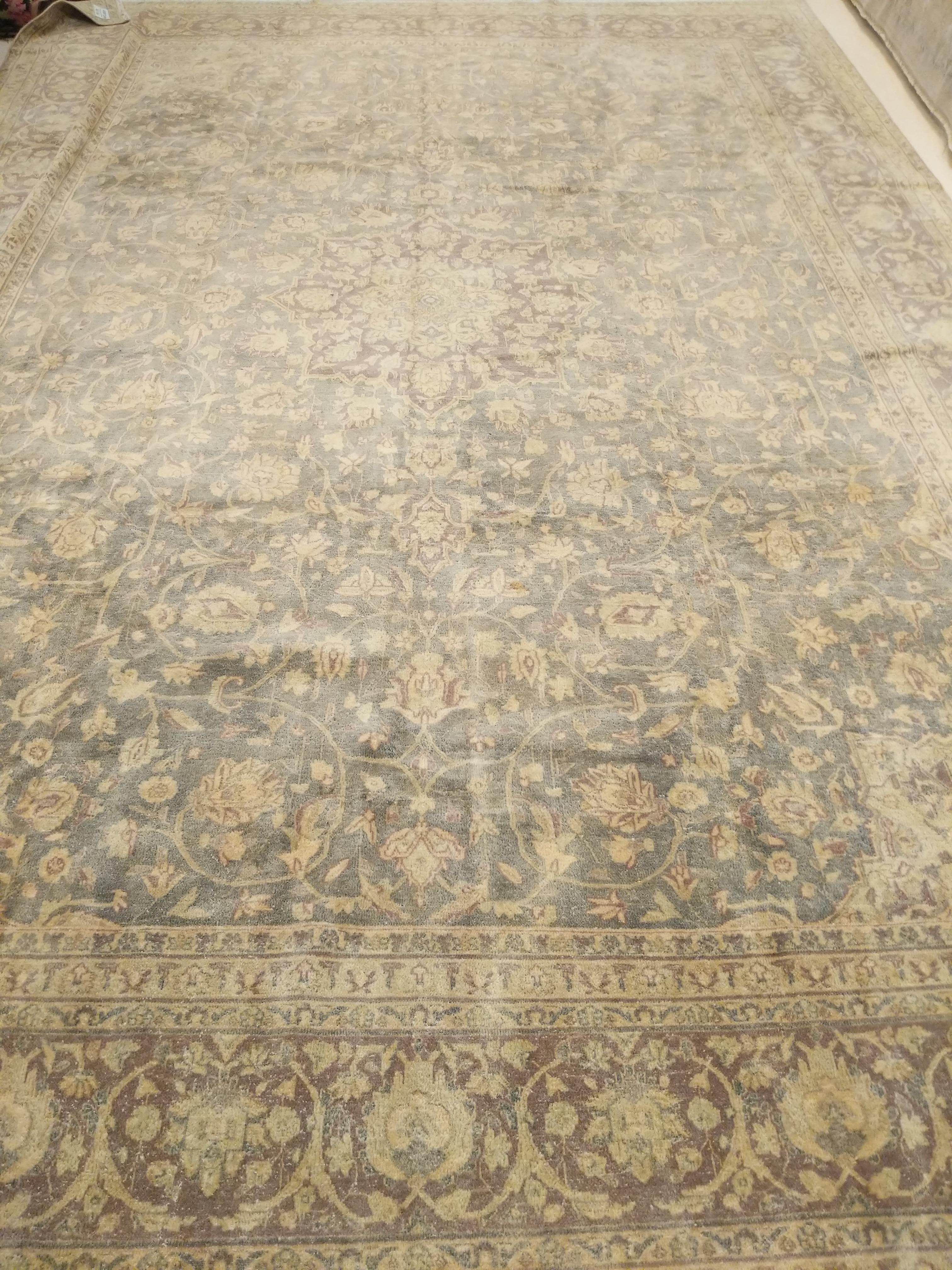 Un tapis Sivas très raffiné et sophistiqué, qui se distingue par une élégante couleur sarcelle et encadré par une bordure d'arabesques flottant sur un doux fond aubergine. Le petit médaillon délicatement dessiné est quelque peu dissimulé dans le